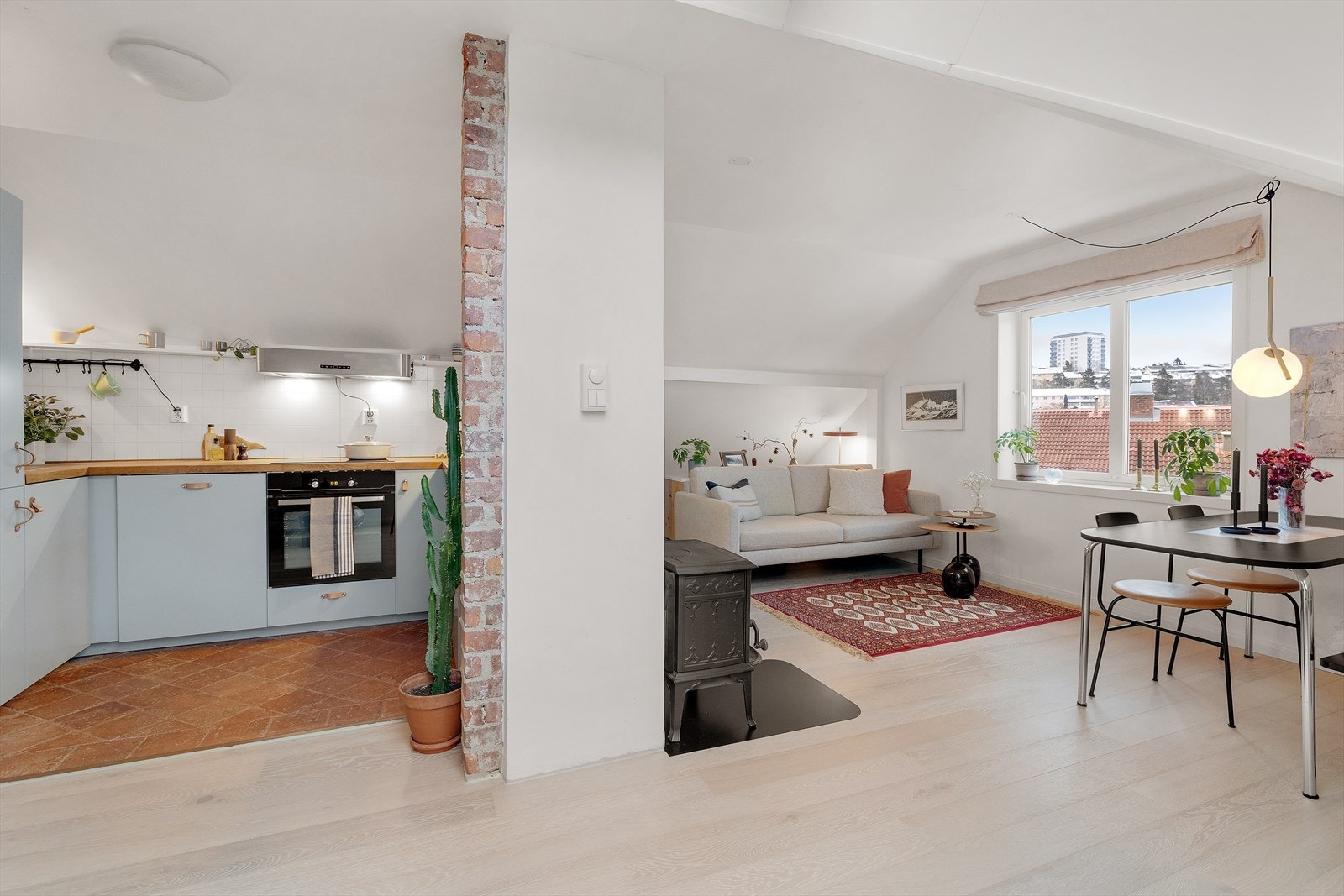 Kjøkken og stue ligger i åpen løsning og bevarer dermed et sosialt oppholdsrom. Galleribilde