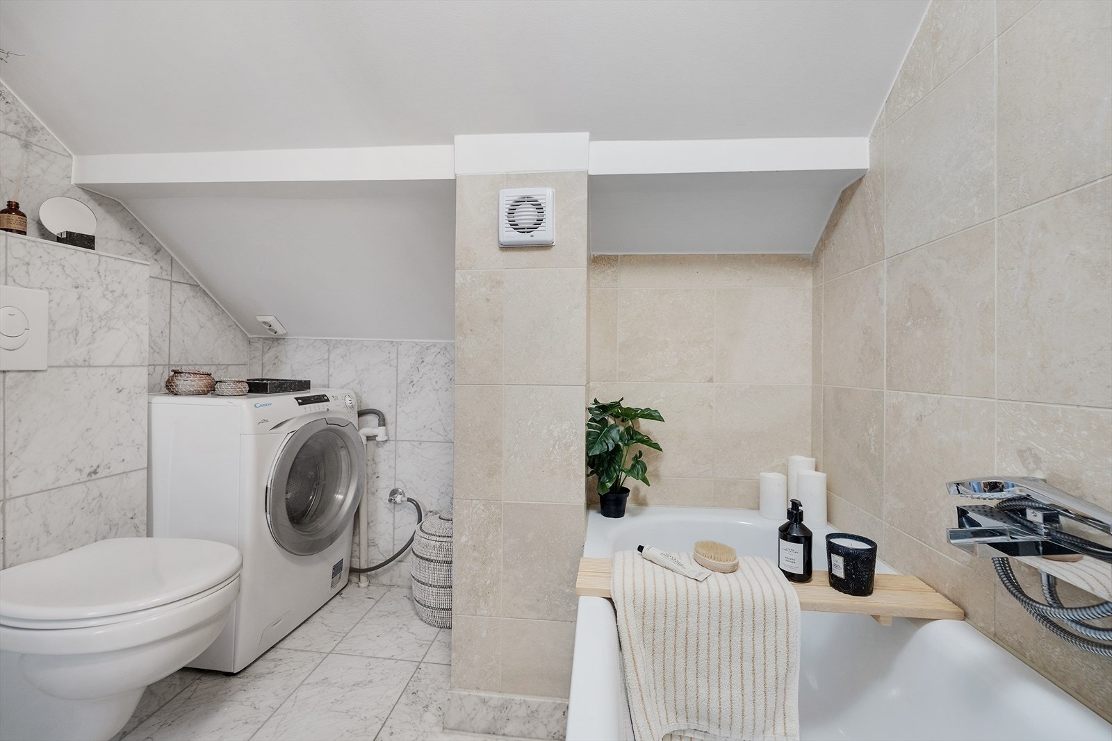 Delikat bad med fliser på vegger og gulv, samt varmekabler i gulv. Galleribilde