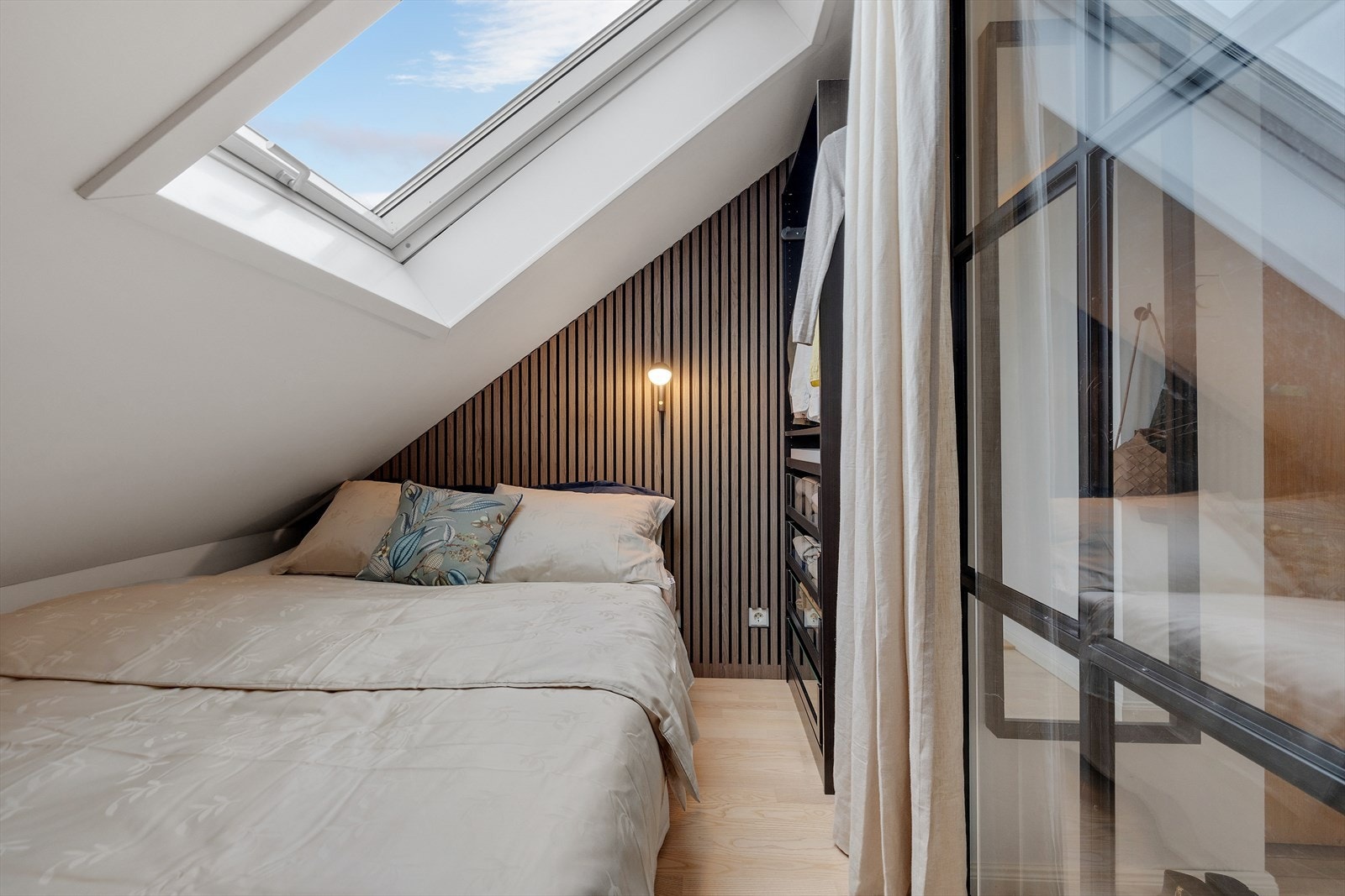 Sovealkoven har et stilfullt uttrykk med spiler på bakvegg og skyvedører i plexiglass. Galleribilde