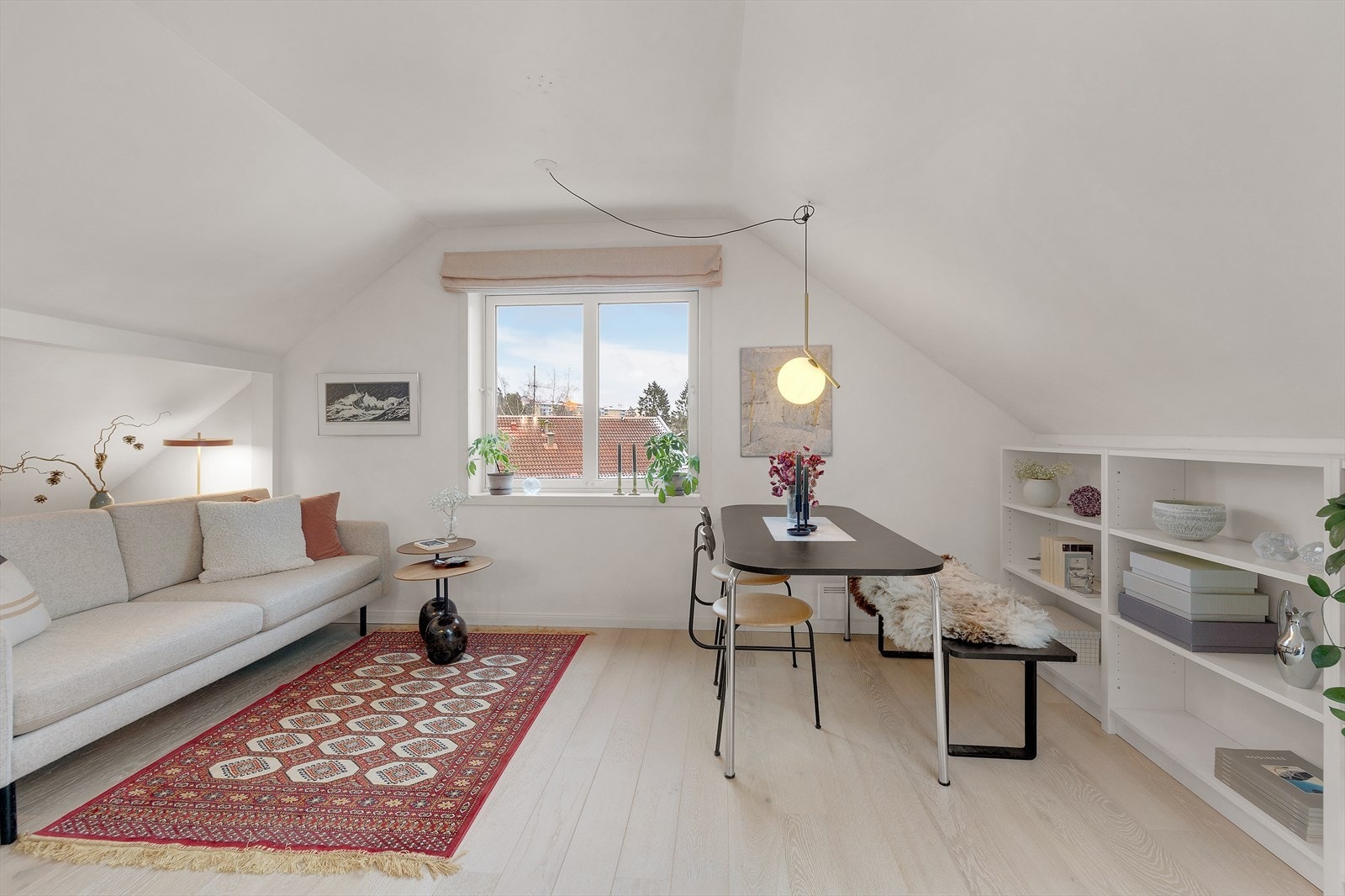 Stuen har plass til både sofagruppe og spisebord. Galleribilde