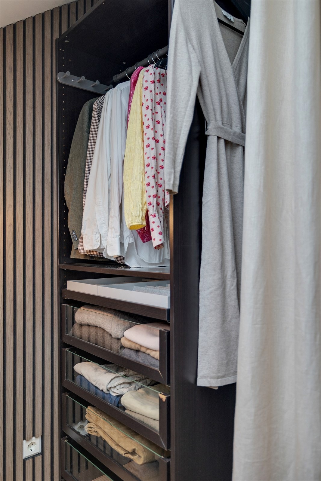 Det er også gode oppbevaringsmuligheter i garderobeløsning ved siden av sengen. Galleribilde