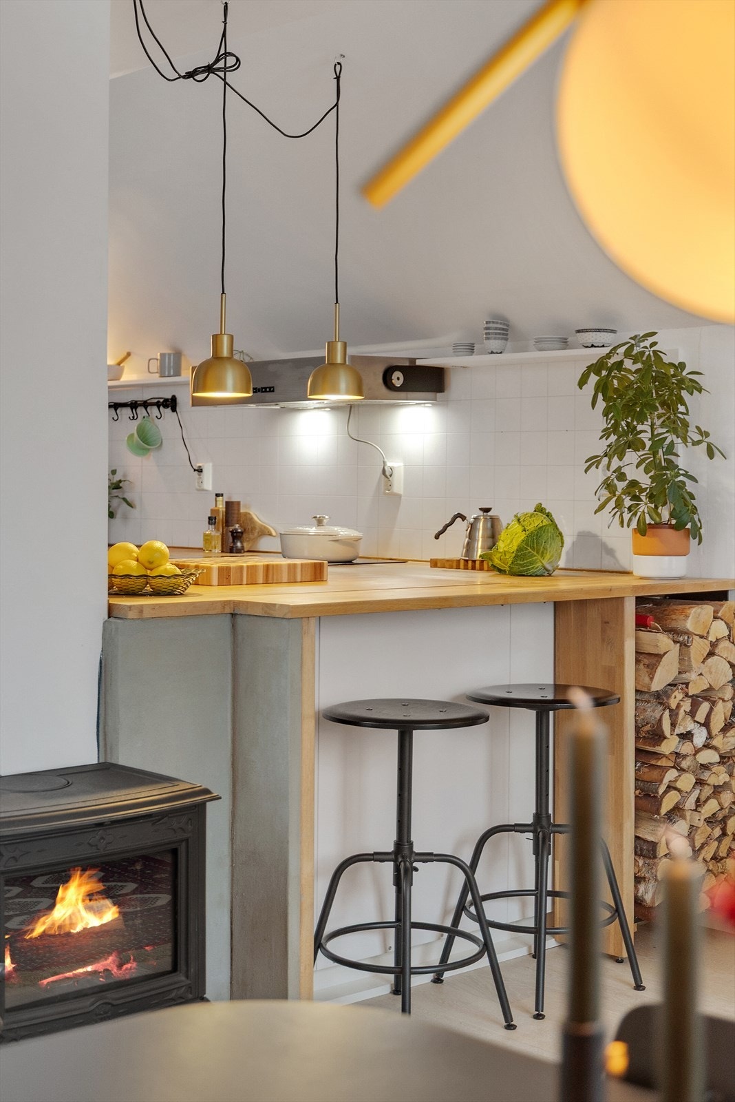 Praktisk "barløsning" inn mot stue, slik at kokken kan lage mat og samtidig underholde gjestene. Galleribilde