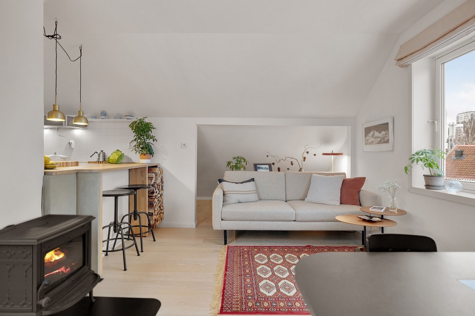 Her kan man møblere etter behov. Legg merke til maksimal utnyttelse av gulvareal, med nisje i knevegg bak sofaen på bildet. Galleribilde