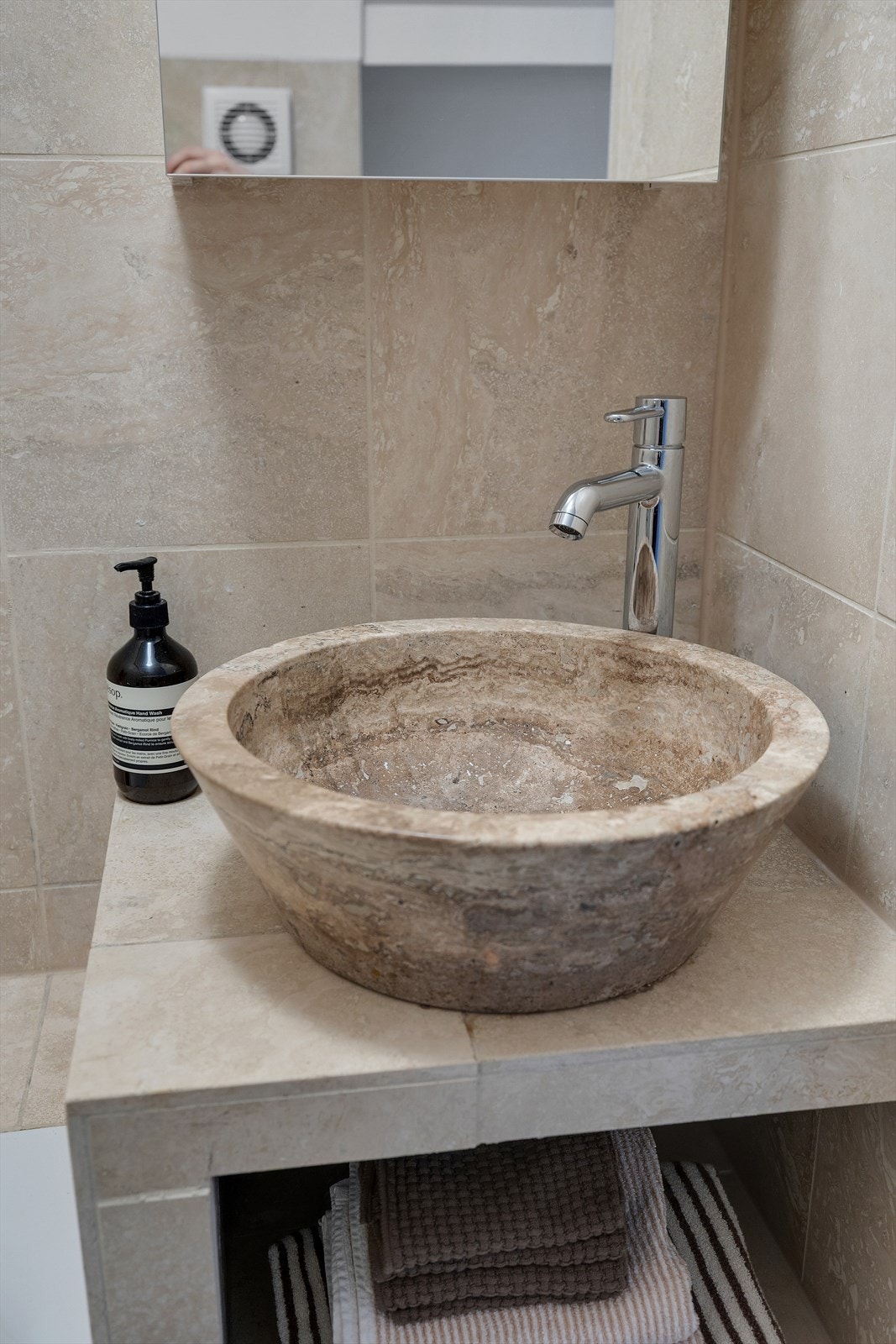 Stilfull servant i stein. Galleribilde