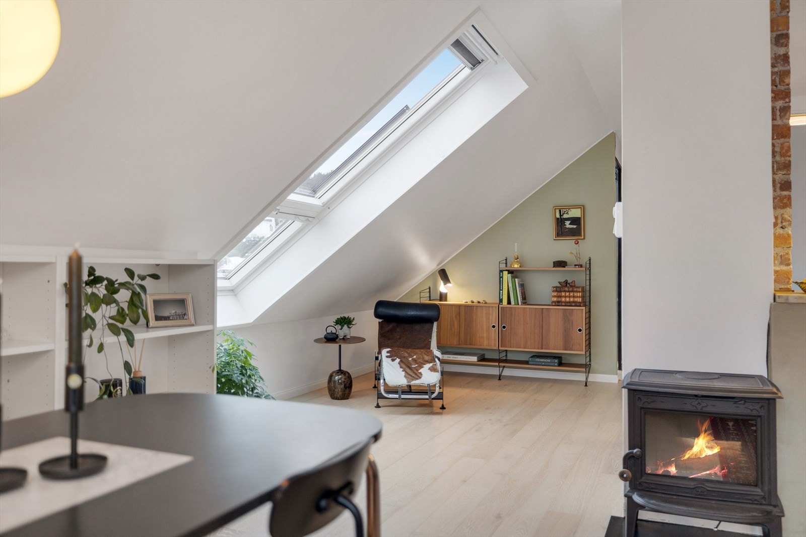 Det store skråtaksvinduet sørger for svært godt lys, og utsikt. Galleribilde