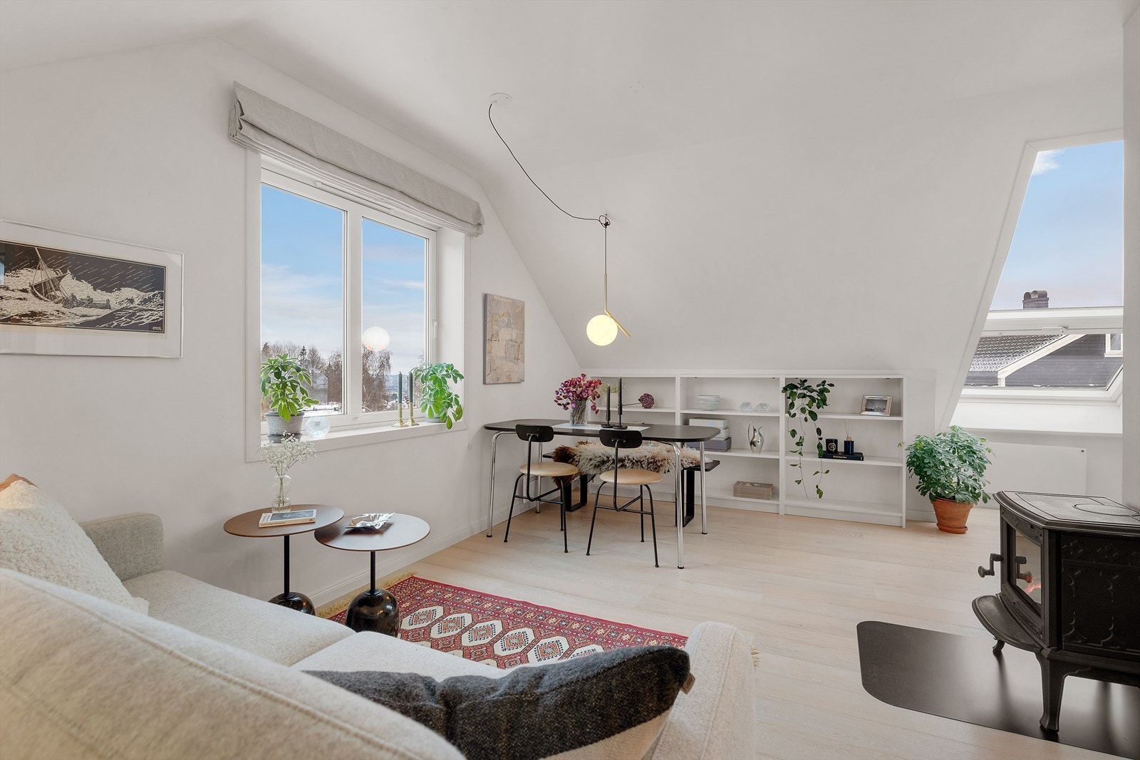 Stuen er lys og trivelig med store vinduer som sikrer godt lysinnslipp. Galleribilde