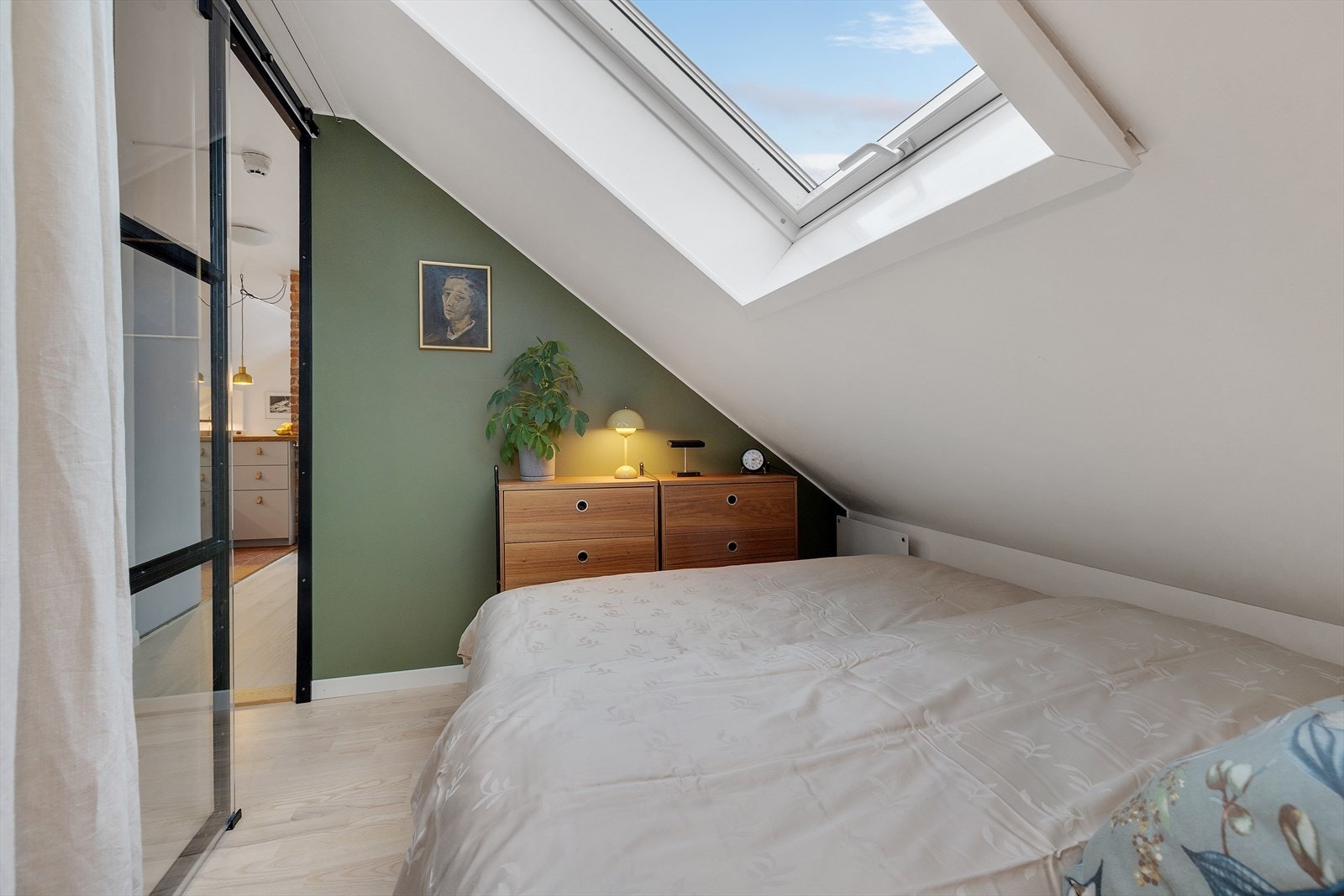 Det er plass til dobbeltseng og tilhørende møblement. Galleribilde