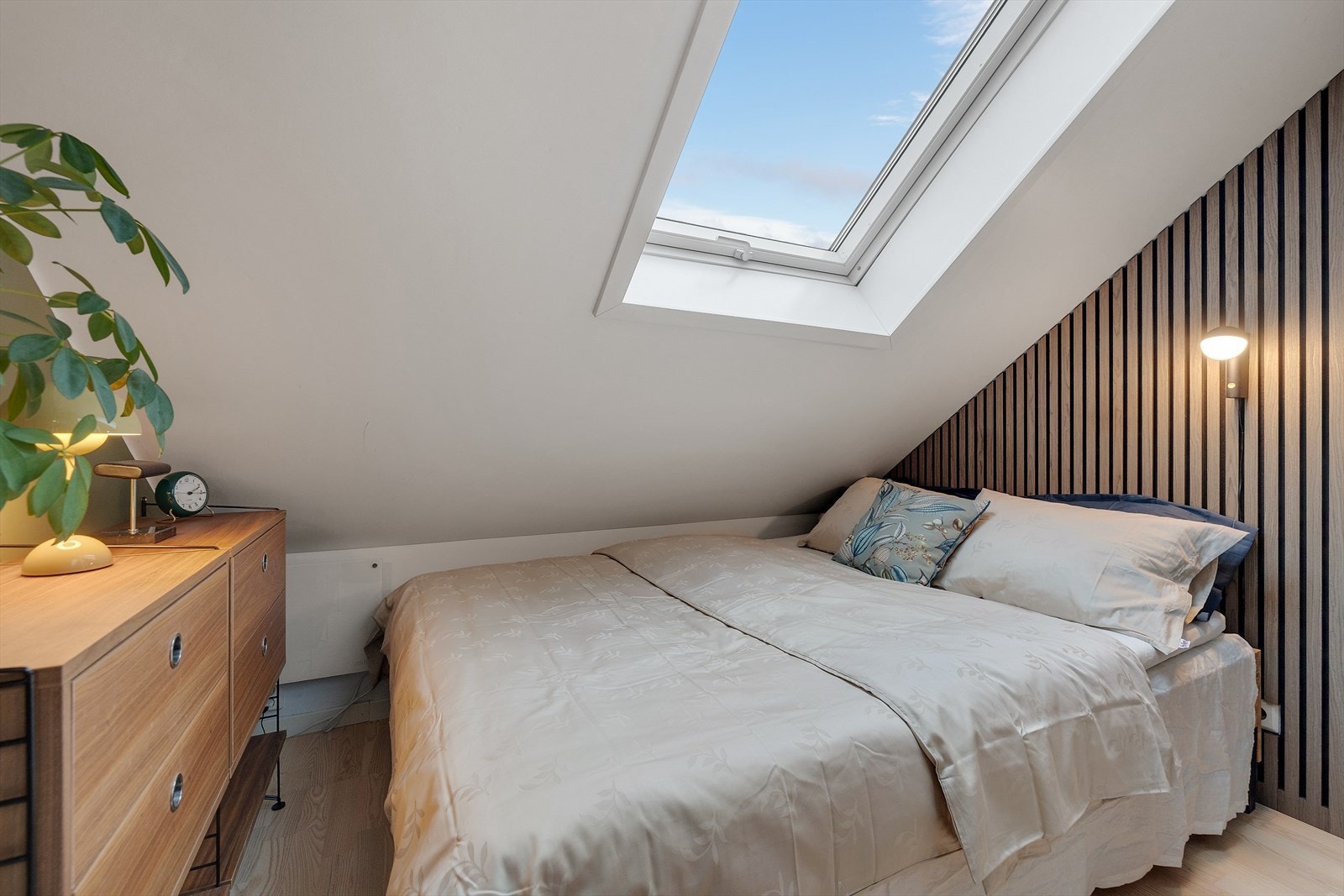 Stort takvindu sikrer god tilluft og lys. Her kan man se på stjernene før man sovner. Galleribilde