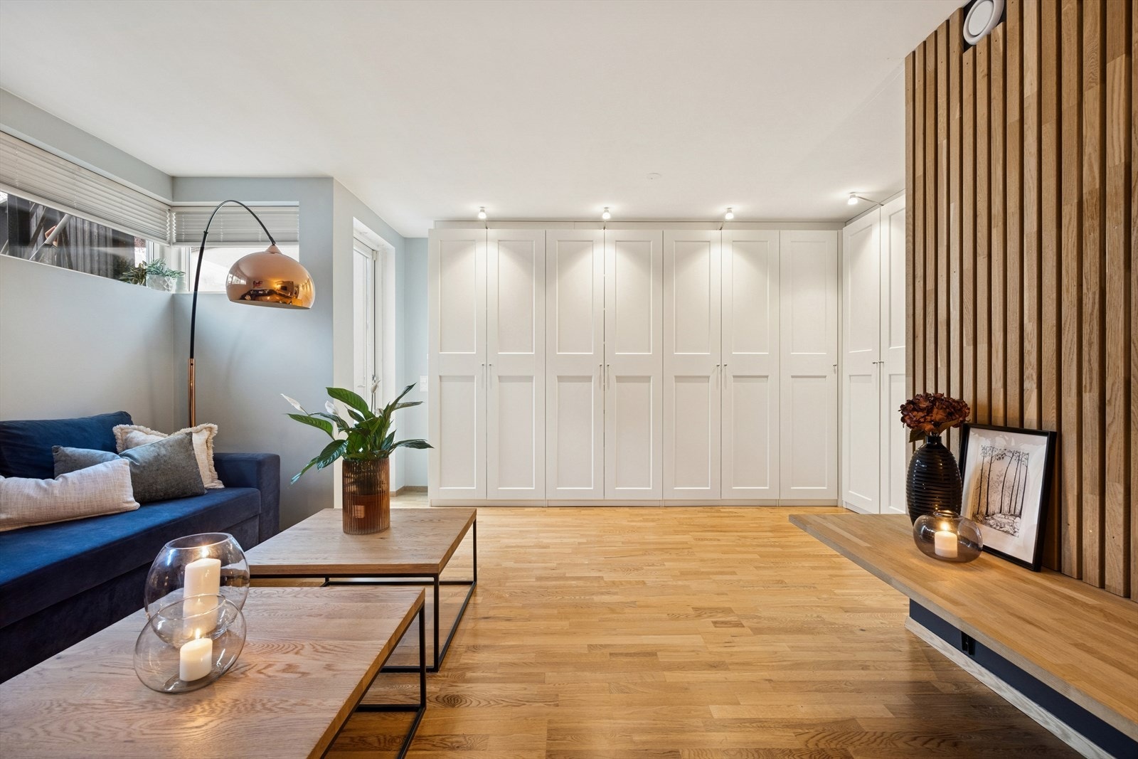 Stor kjellerstue med rikelig skapplass. Fra kjellerstuen er det inngang til stort bad samt utgang til uteområde/hage. Galleribilde