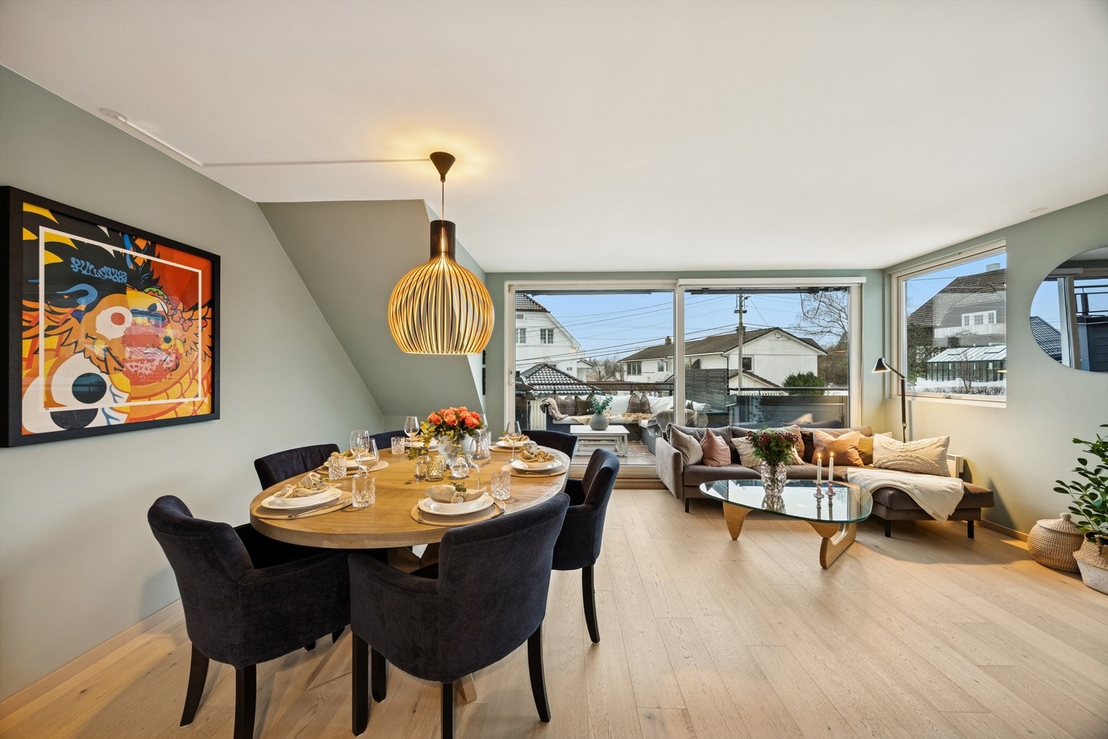 Godt lysinnslipp til stue og kjøkken. Enstavs parkett på gulv. Vegger malt i tidsriktige farger. Galleribilde