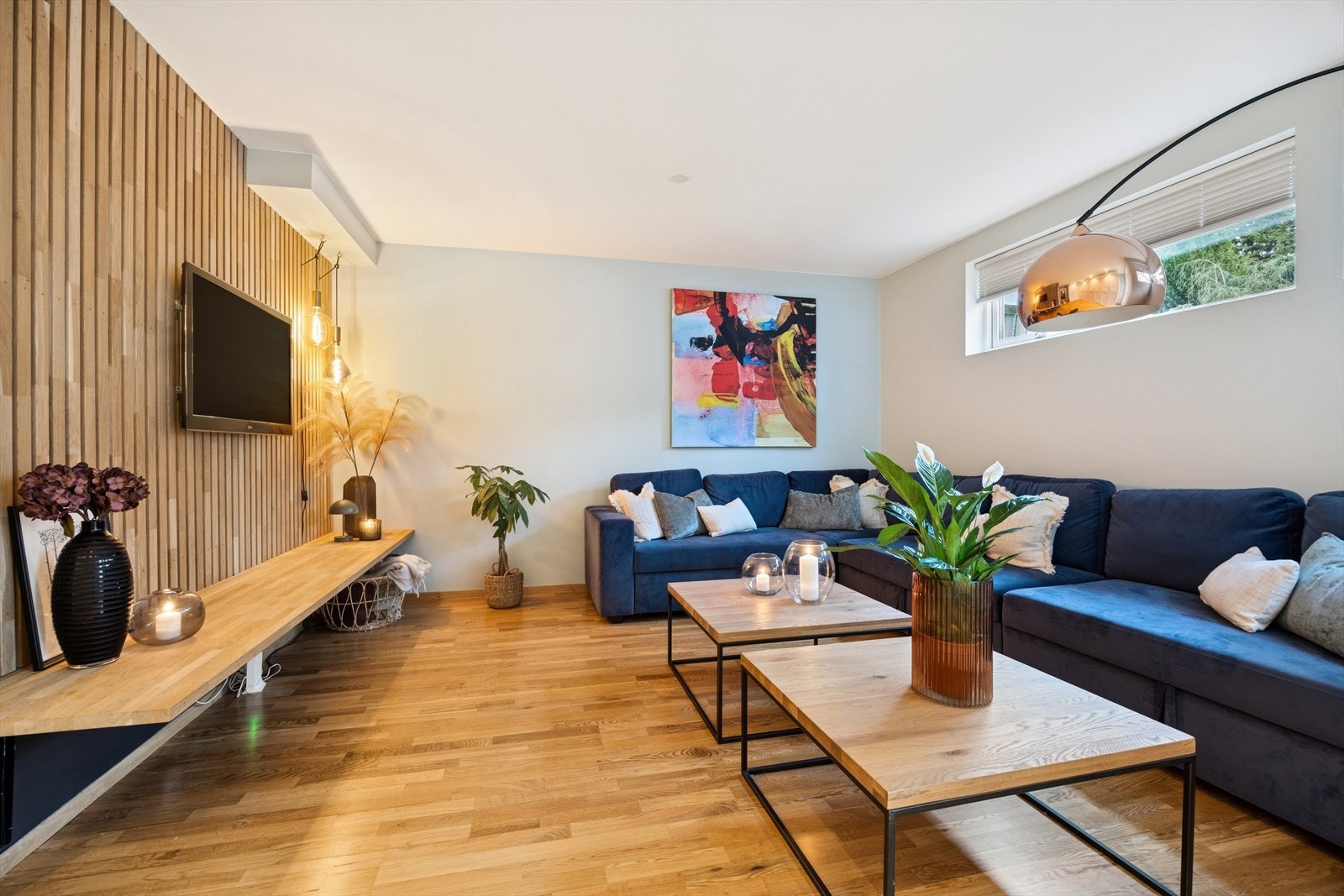 Stor kjellerstue med pen spilevegg og god plass til sofagruppe Galleribilde