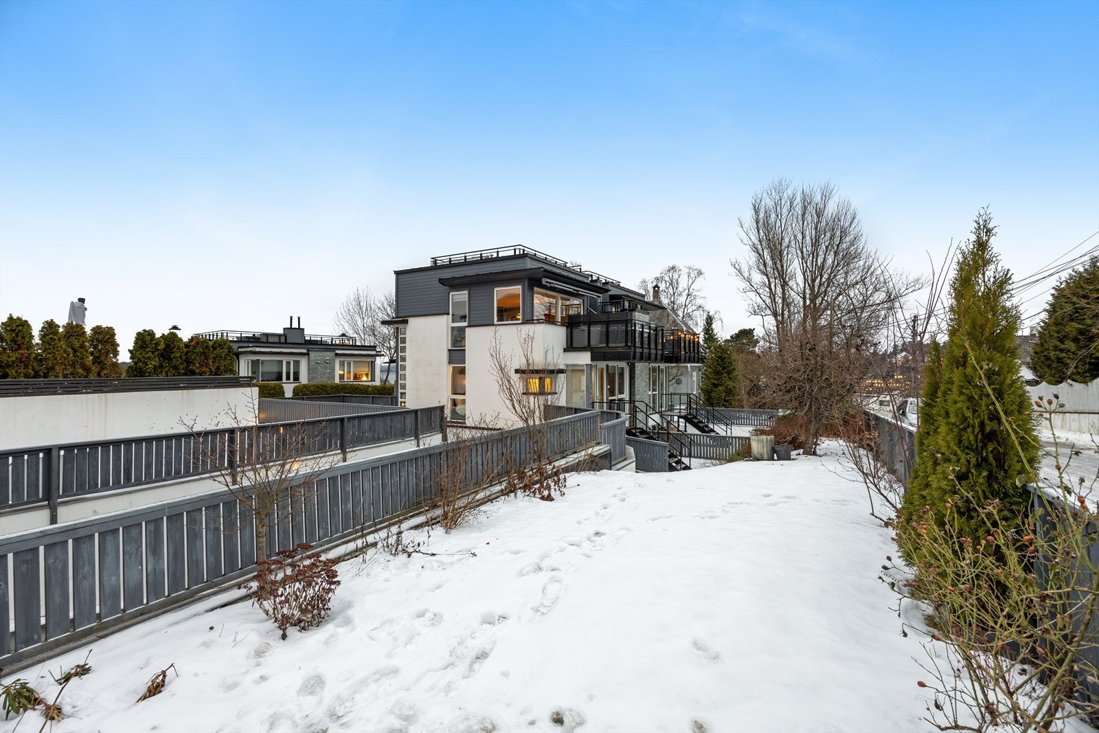 Lekker bolig fra 2009 med flott uteområde/hage (ikke eksklusiv bruksrett) med gode solforhold. Her er det plass til blant annet trampoline og beplantning. Galleribilde