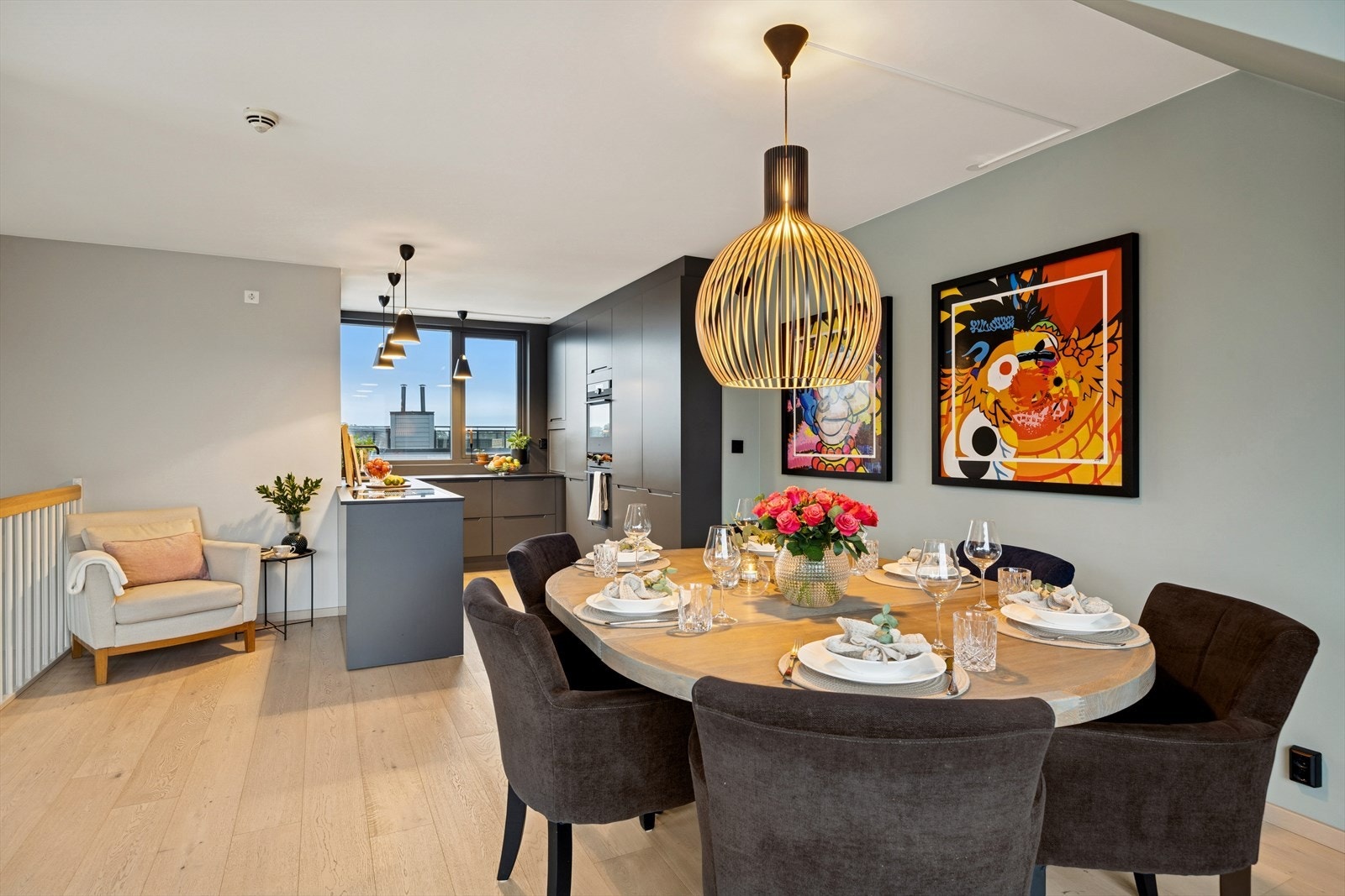 God plass til stort spisebord Galleribilde