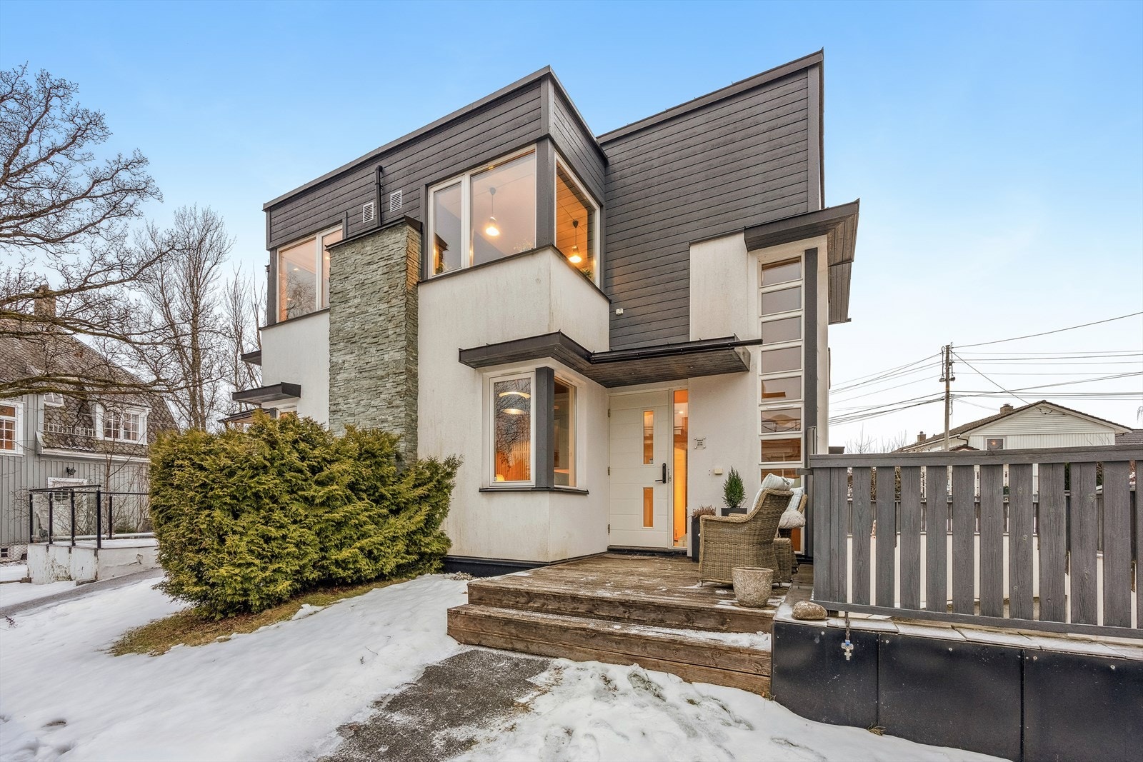 Velkommen inn. Inngangspartiet har en god markterrasse med morgen- og formiddagssol. Galleribilde