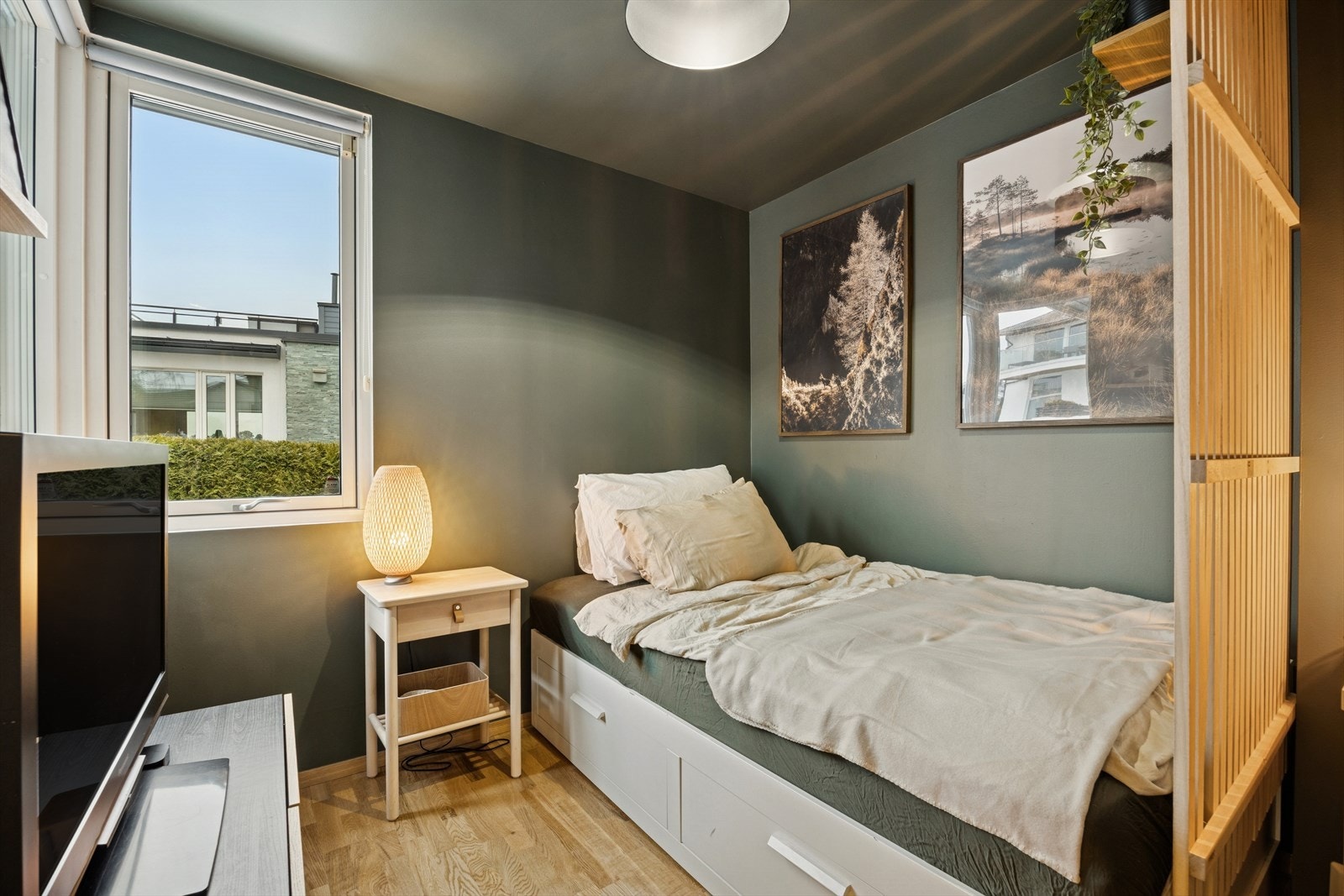 Soverom 3 med praktisk løsning for seng og arbeidsplass. Malt i en jordnær fargetone. Galleribilde