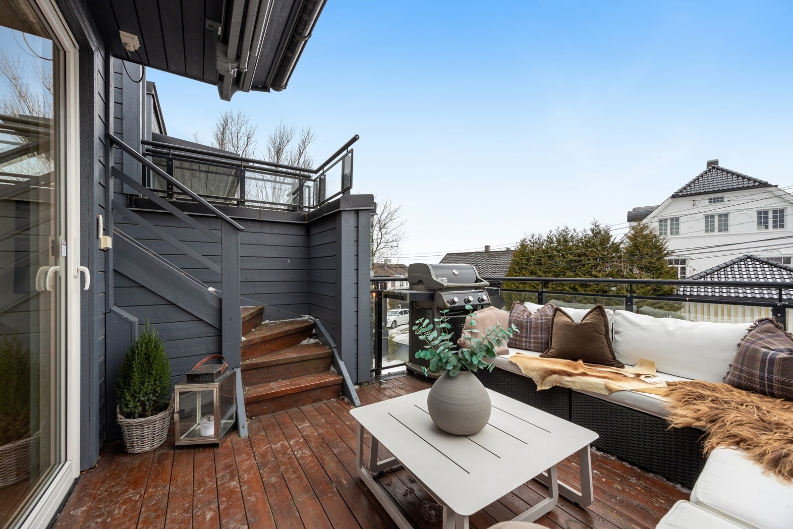 Fine utearealer som kan benyttes året rundt med trapp opp til takterrasse Galleribilde