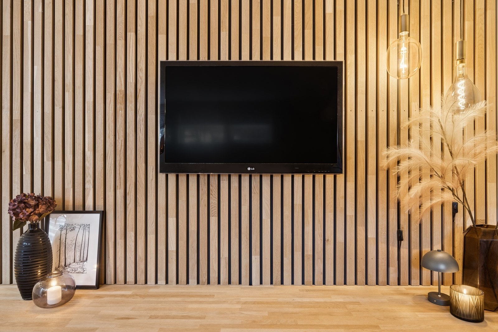 I 2021 ble det etablert eikespilevegg med forsterket vegg for sikker montering av TV Galleribilde