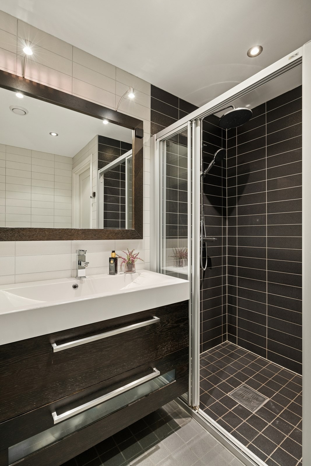 Lekkert bad med regnfallsdusj. Galleribilde