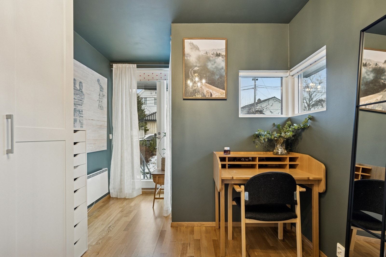 God plass til oppbevaring og plass til skrivepult på soverom 2. Det er også utgang til hyggelig hage. Galleribilde