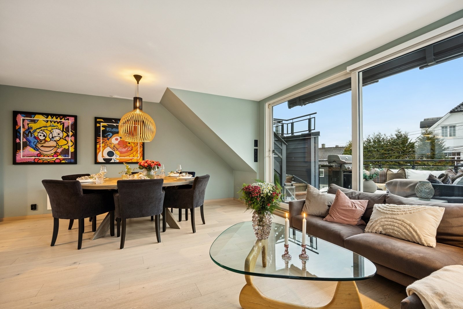 Utgang til vestvendt terrasse med trapp opp til takterrasse Galleribilde