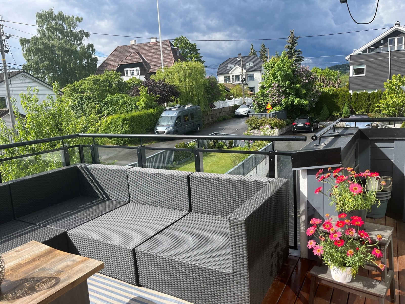 Privat bilde: Stemningsbilde fra sommeren. Her kan man nyte uteplassen med utsikt mot inngjerdet hage som kun brukes av eier, men som tilhører sameiet (ikke eksklusiv bruksrett). Galleribilde
