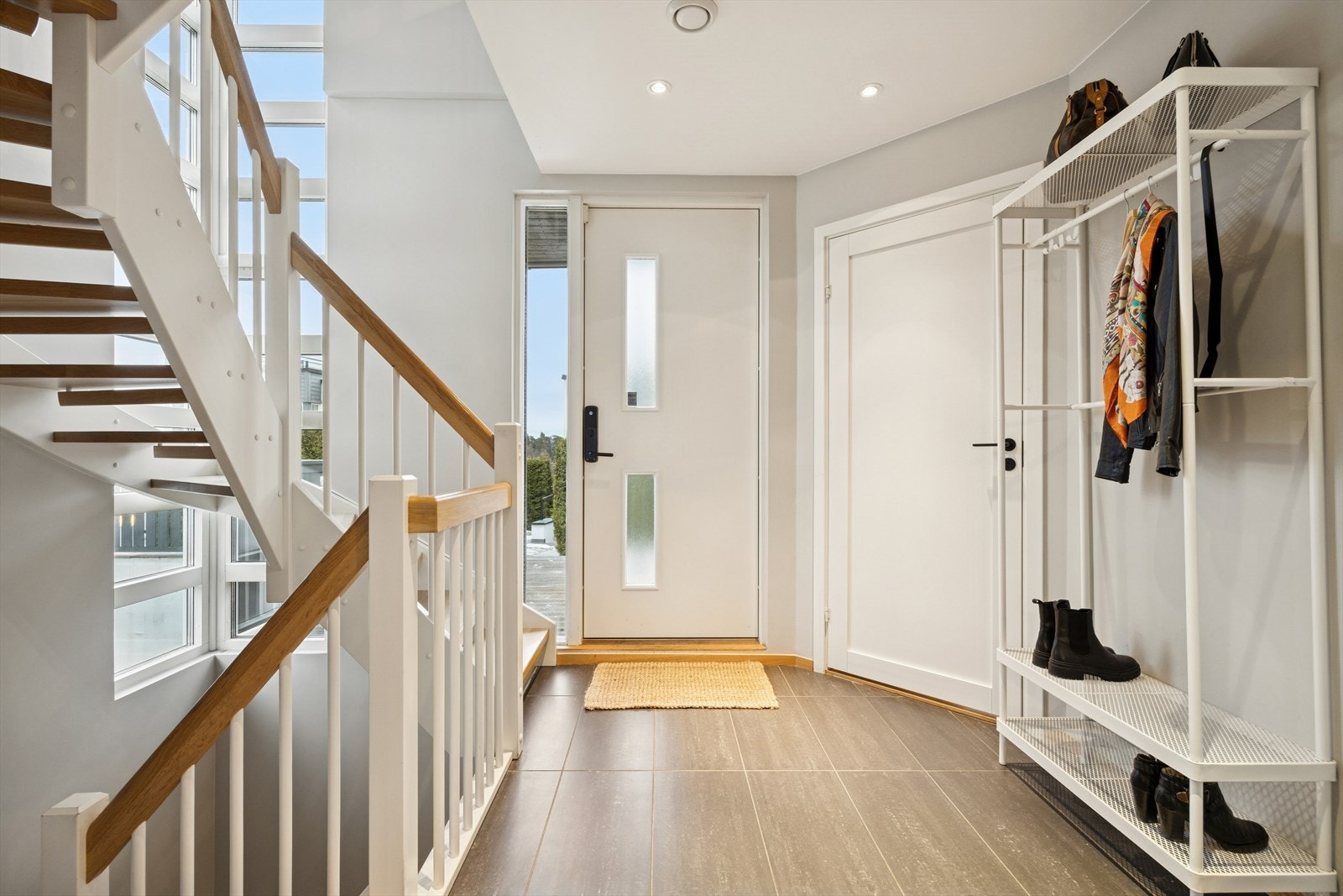 Lys og romslig entré Galleribilde