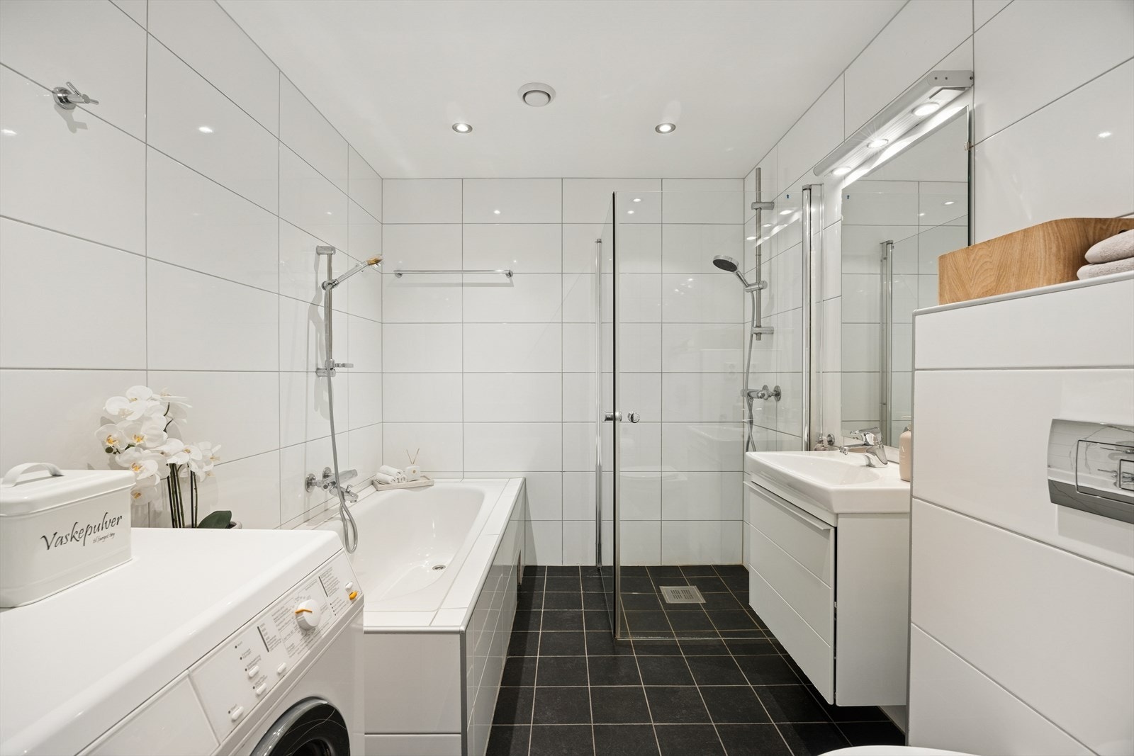 Bad nr. 2 med adkomst fra kjellerstuen, med separat dusj og badekar samt opplegg for vaskemaskin Galleribilde