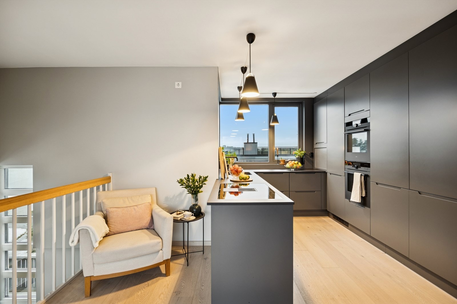 Velkommen opp til husets hjerte. Her er det påkostet lekkert HTH-kjøkken fra 2021 med slette, lakkerte fronter og benkeplate i keramikk. Galleribilde