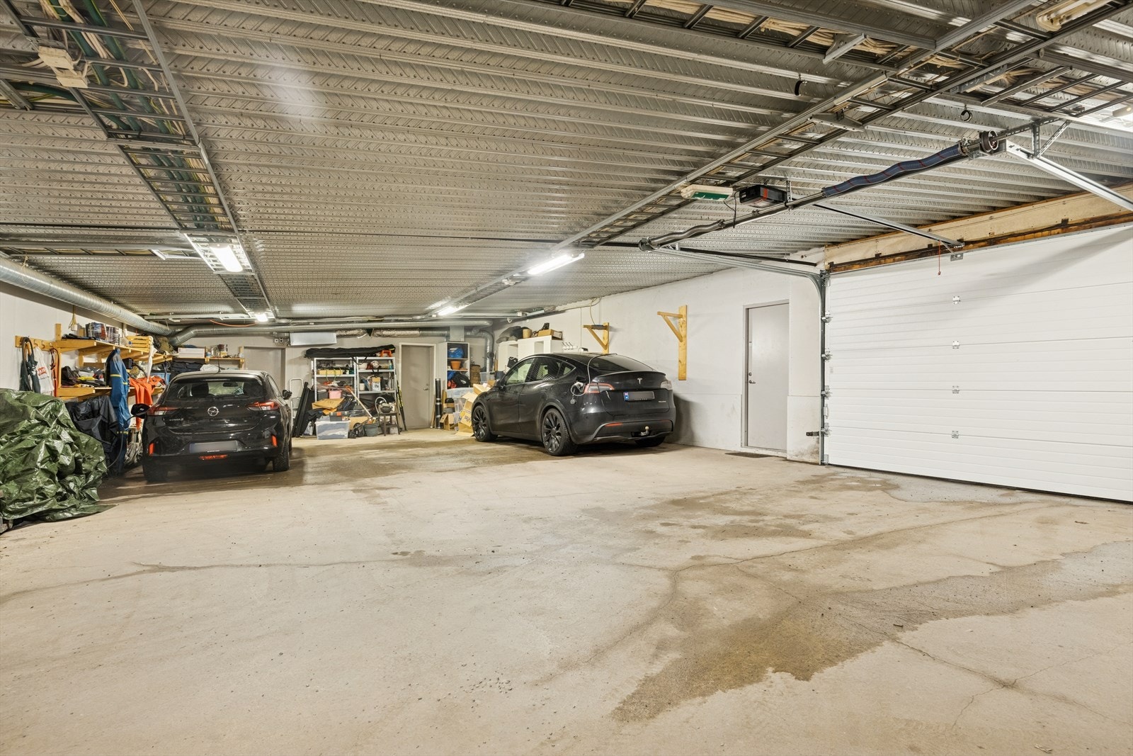 Felles garasjeanlegg med to parkeringsplasser og direkte adkomst til boligen. Galleribilde