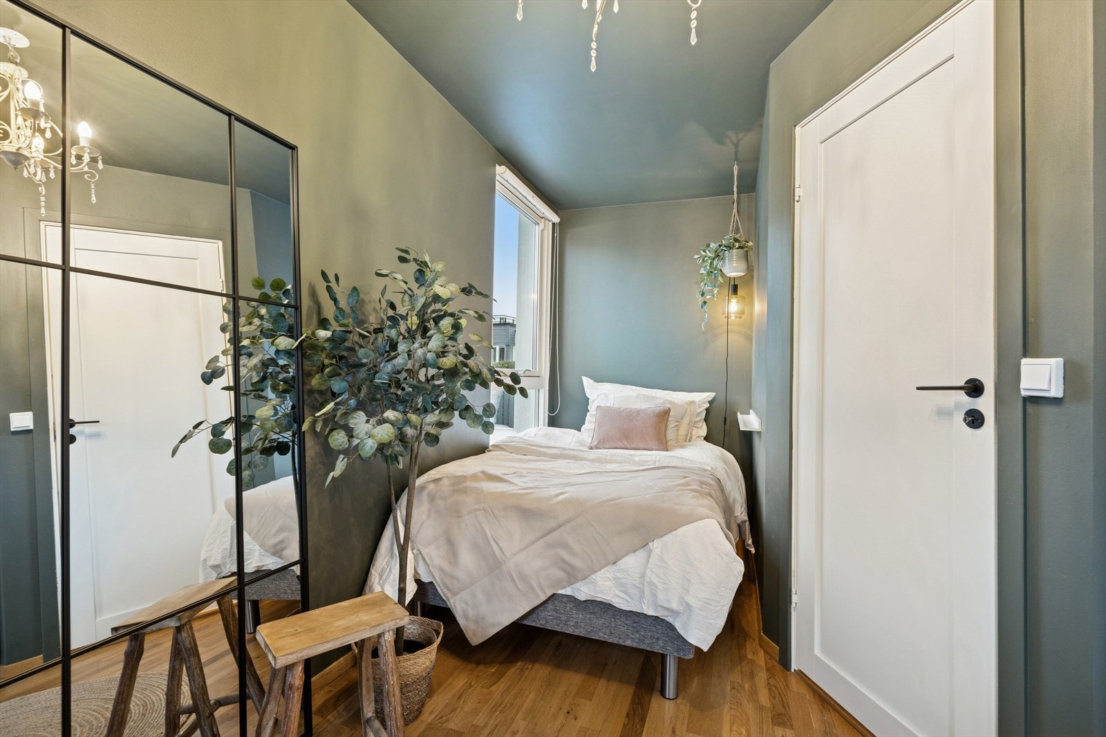 Soverom 2 med lys fra to sider. Her er veggene malte i fine og tidsriktige farger. Galleribilde