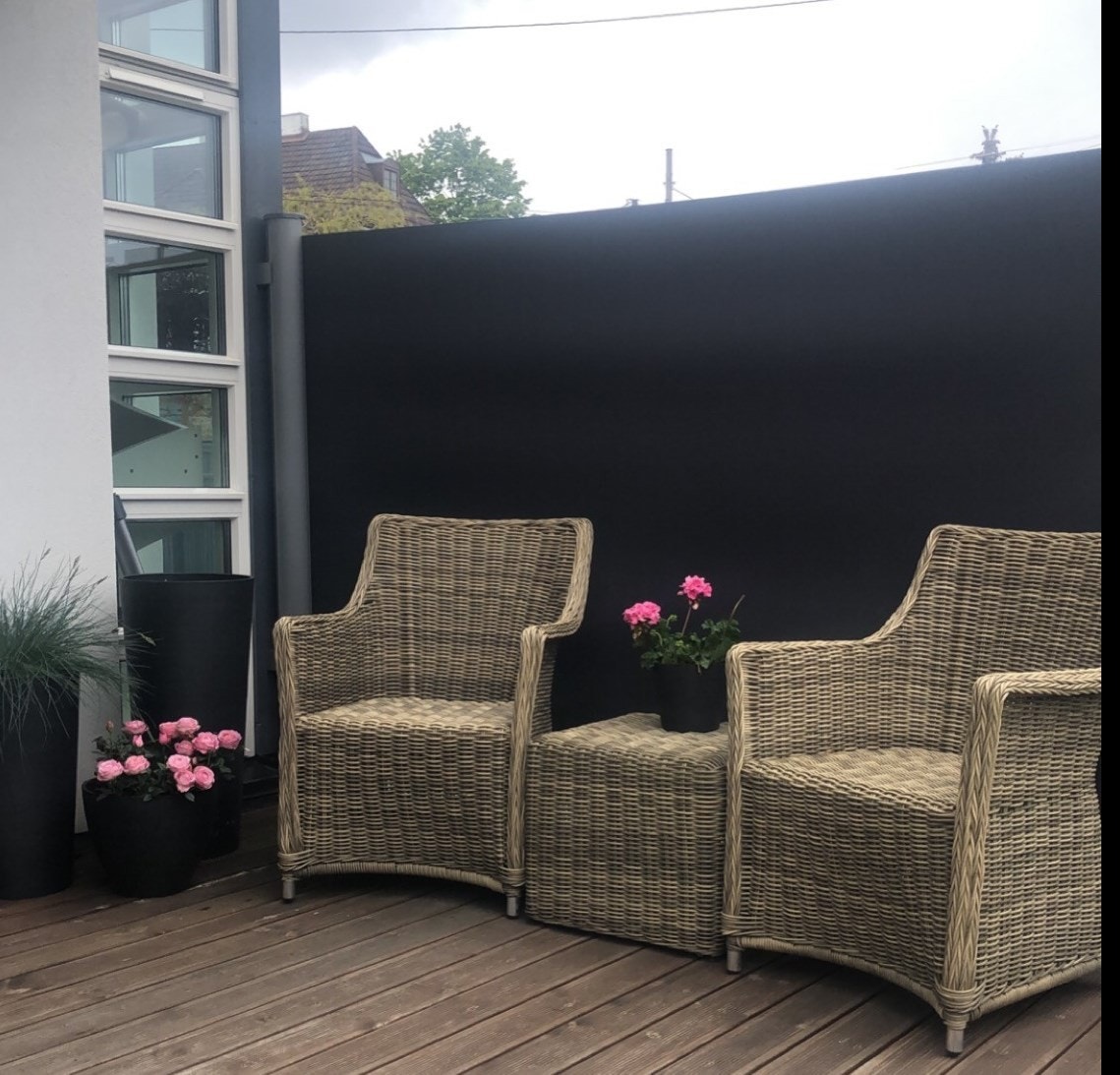 Hyggelig uteplass med gode solforhold, velegnet for morgenkaffen på sommerstid. Galleribilde