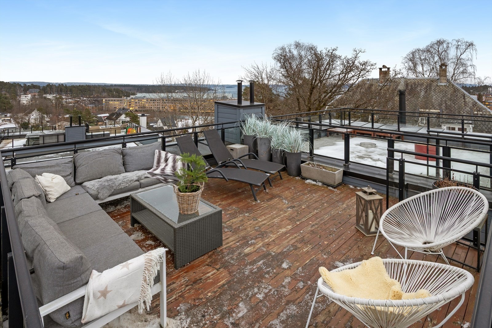 Stor takterrasse på ca. 20 kvm med flott utsikt mot Oslofjorden. Gode solforhold fra morgen til kveld. Takterrassen er utstyrt med flere strømuttak Galleribilde