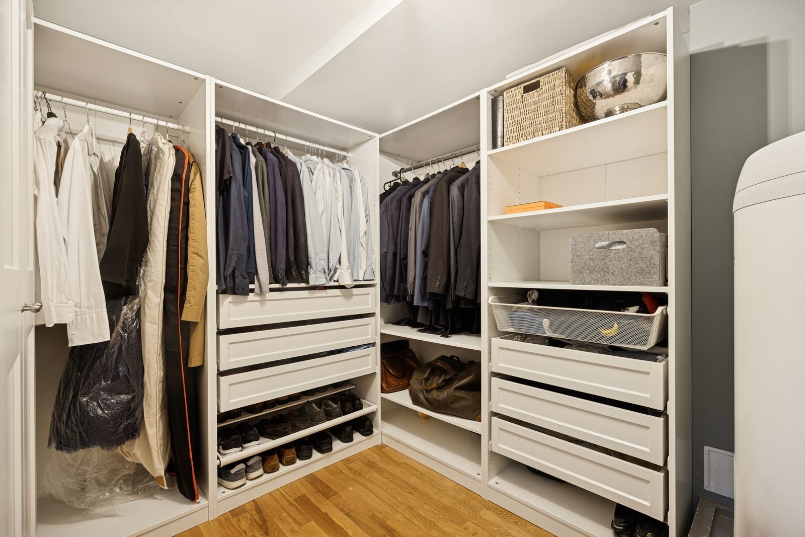 Walk-in closet i underetasjen Galleribilde