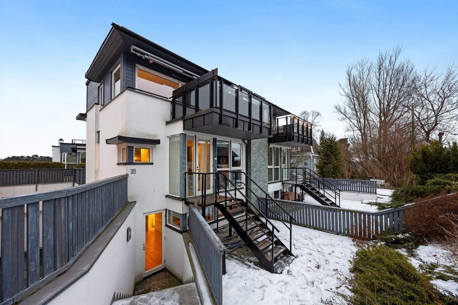 Egen inngang til kjellerstue. Det er også utgang til hage fra det ene soverommet. Galleribilde