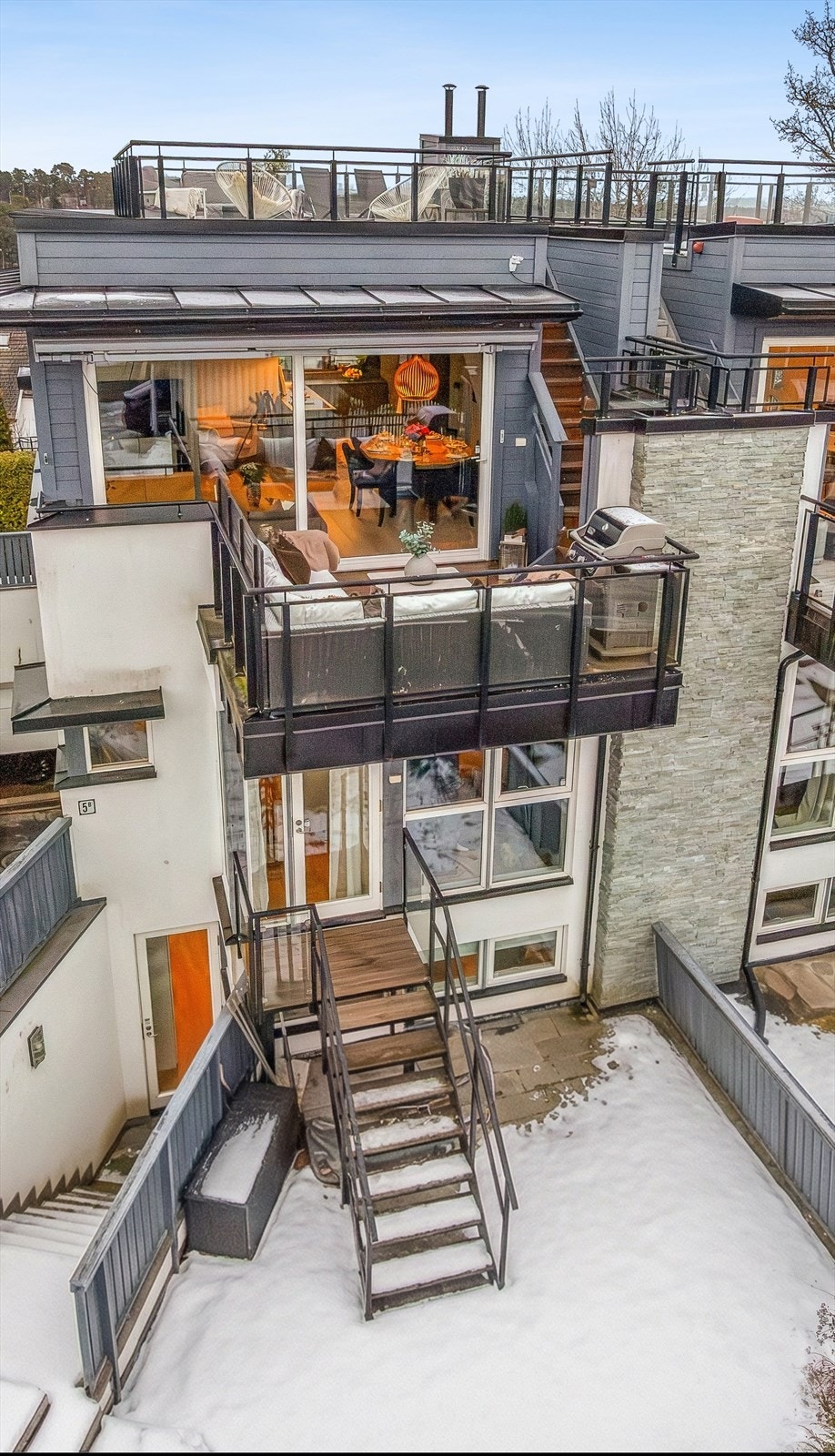 Vertikaldelt tomannsbolig fra 2009 med spesialtilpassede vinduer som gir godt lysinnslipp. Boligen har ca. 20 kvm takterrasse med utsikt mot Oslofjorden Galleribilde