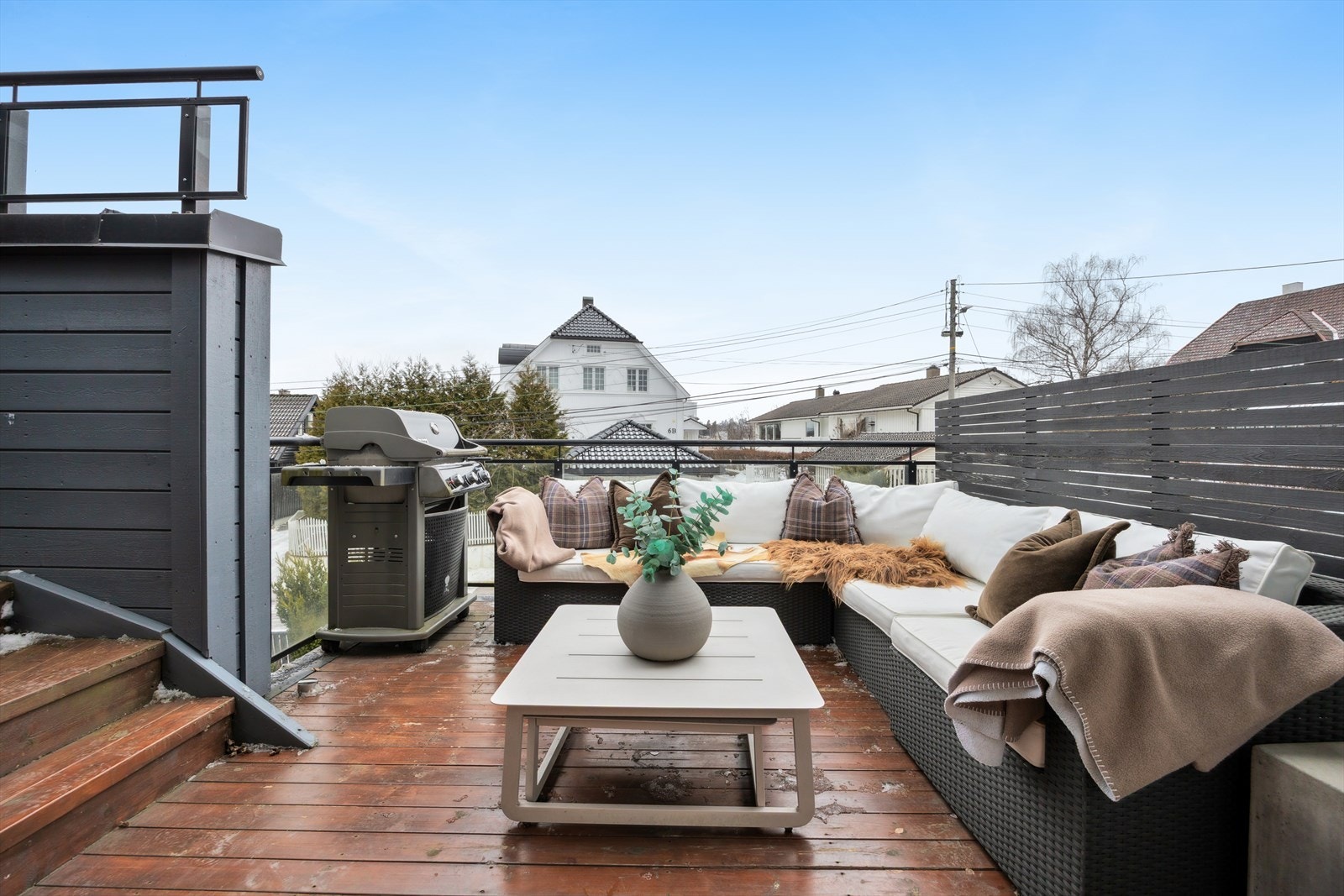 Sydvestvendt terrasse med god plass til utemøbler og grill. Terrassen blir en forlengelse av stuen om sommeren. Galleribilde