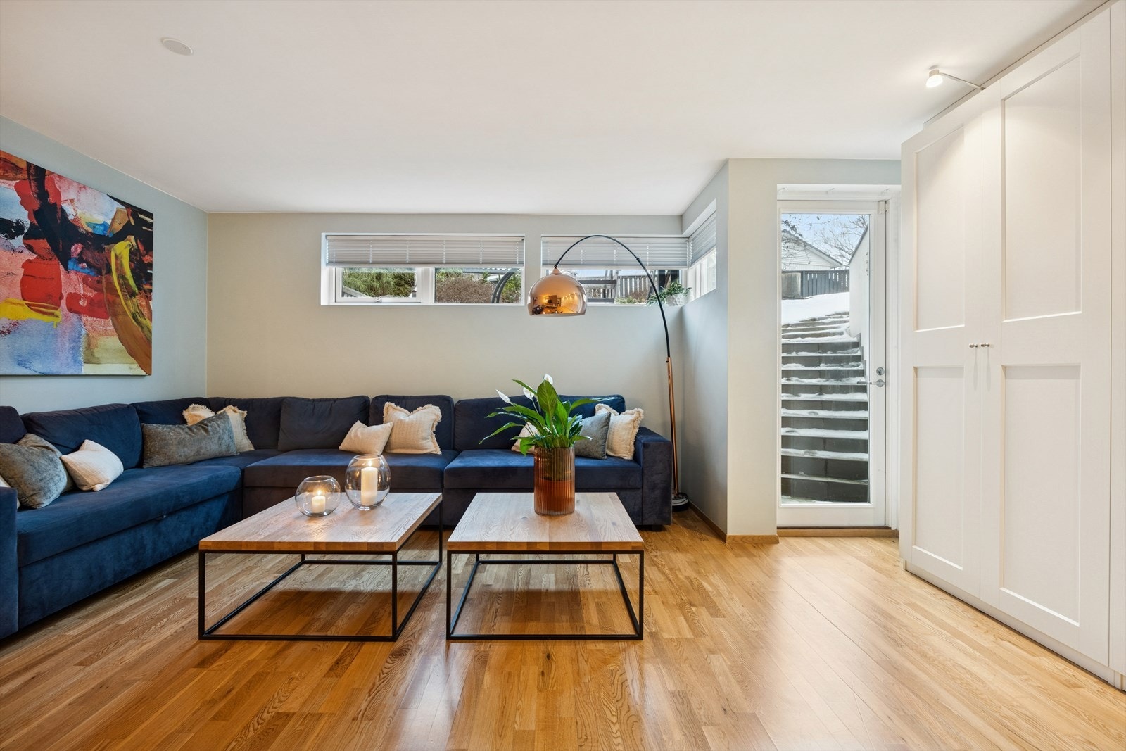 Egen inngang ned til kjellerstuen. Galleribilde