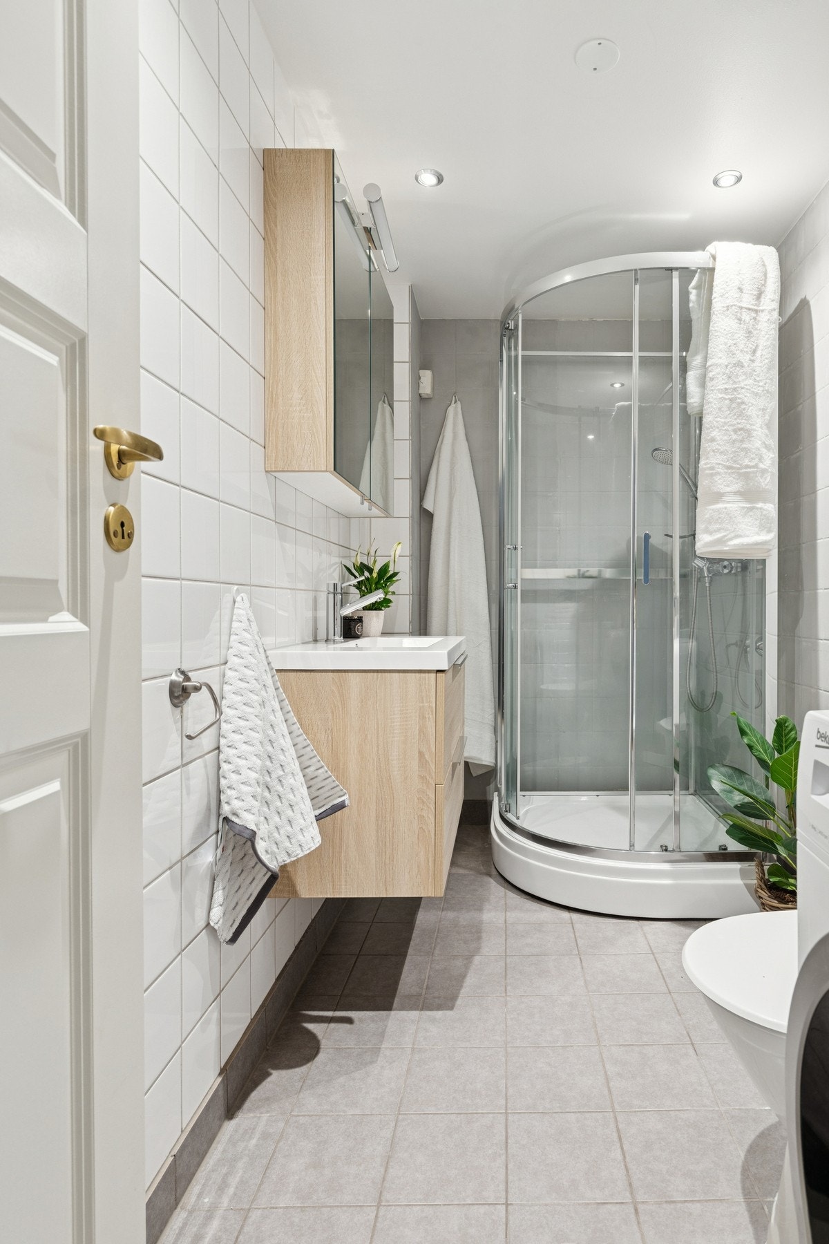 Baderommet ble noe oppgradert i 2018 med nye gulvfliser, ny innredning og dusjkabinett. Galleribilde