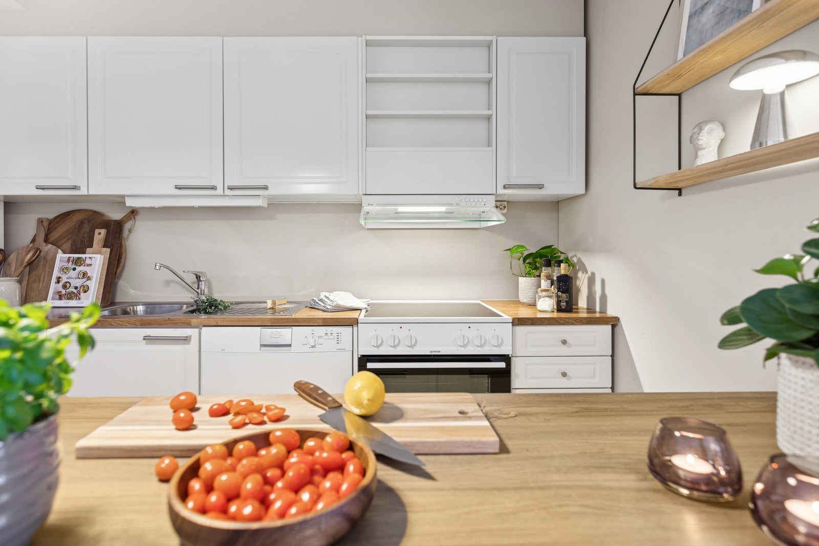 Den utvidede løsningen fra 2017 gir ekstra arbeidsflate mot stuen, som også fungerer fint som serverings- og samlingspunkt. Galleribilde