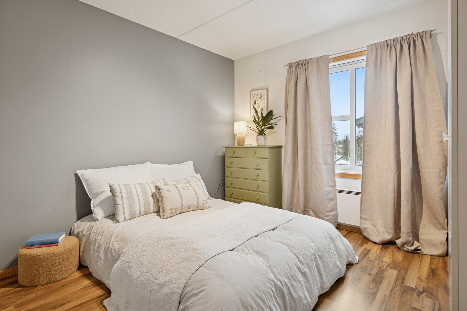 Soverommet er av god størrelse, med god plass til både seng og garderobe. Galleribilde