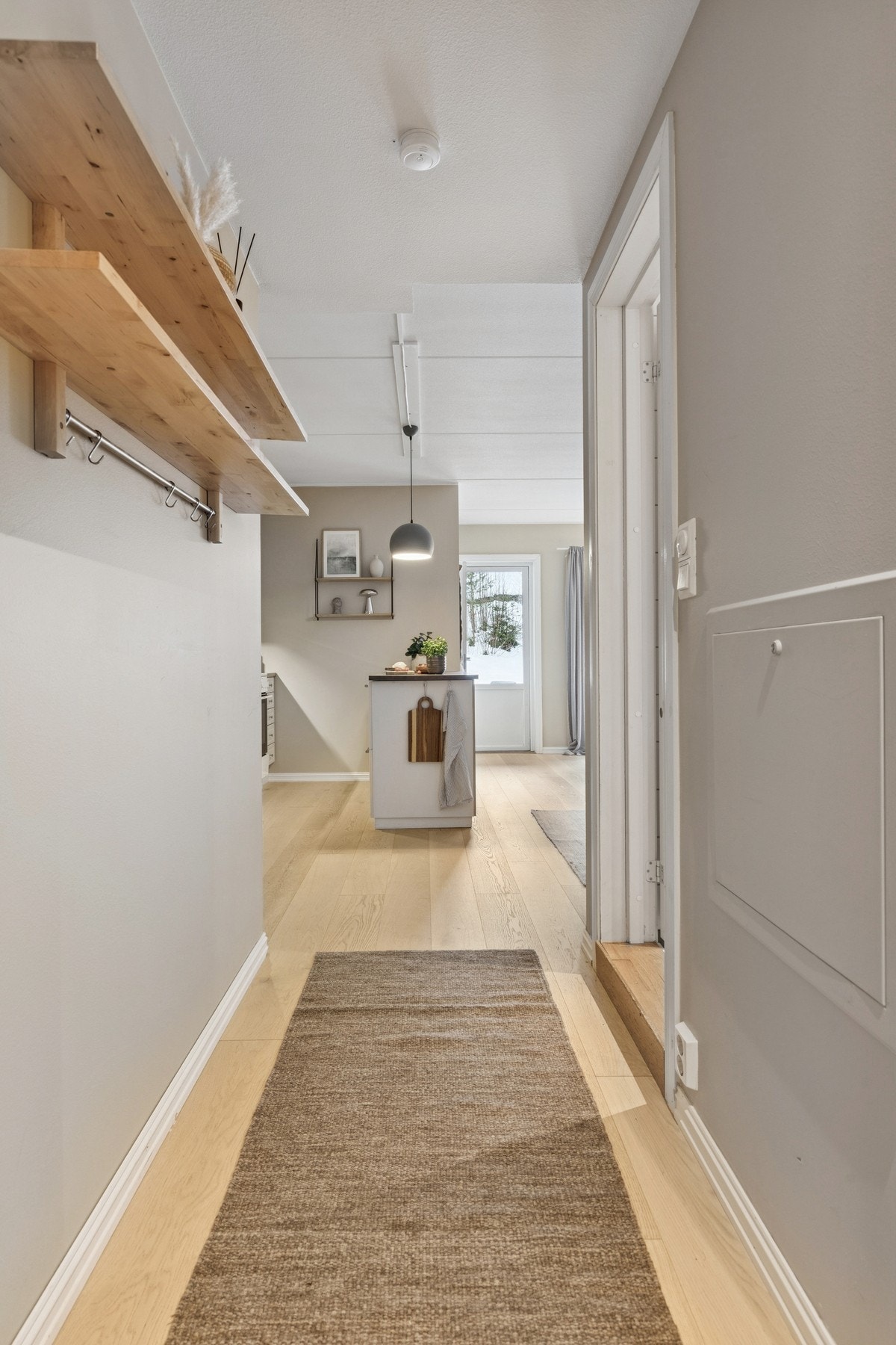 Fra gangen er det tilknytning til kjøkket og stue. Galleribilde