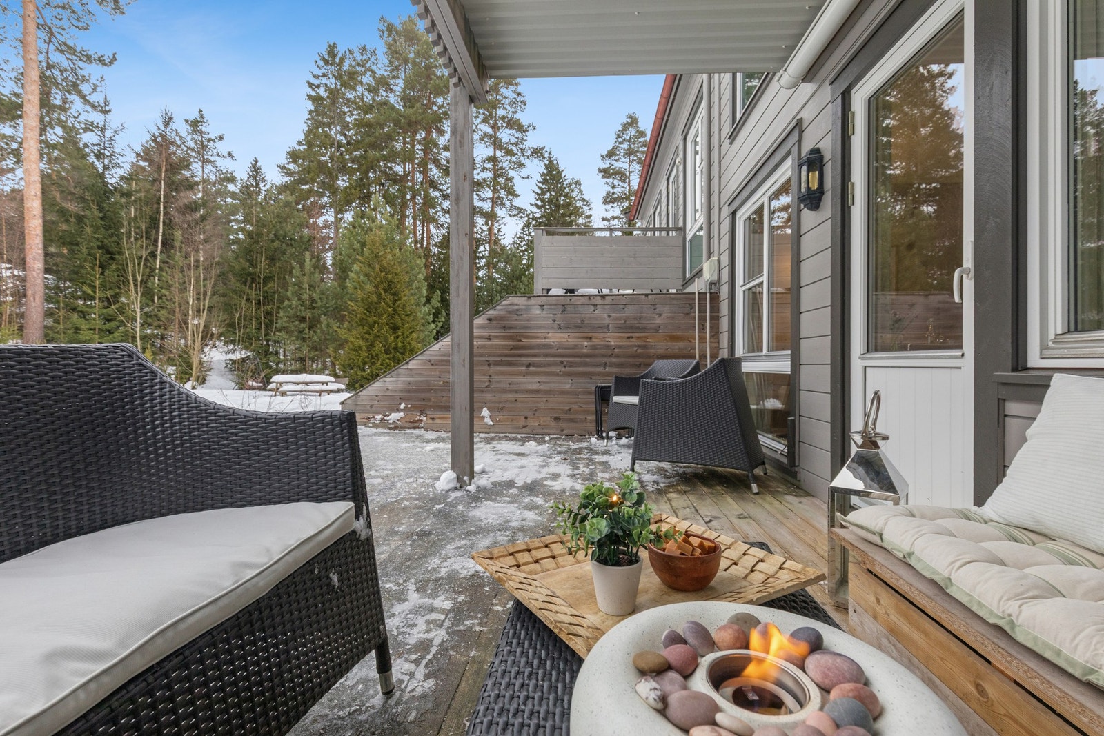 Terrassen er delvis overbygget og byr på gode solforhold! Galleribilde