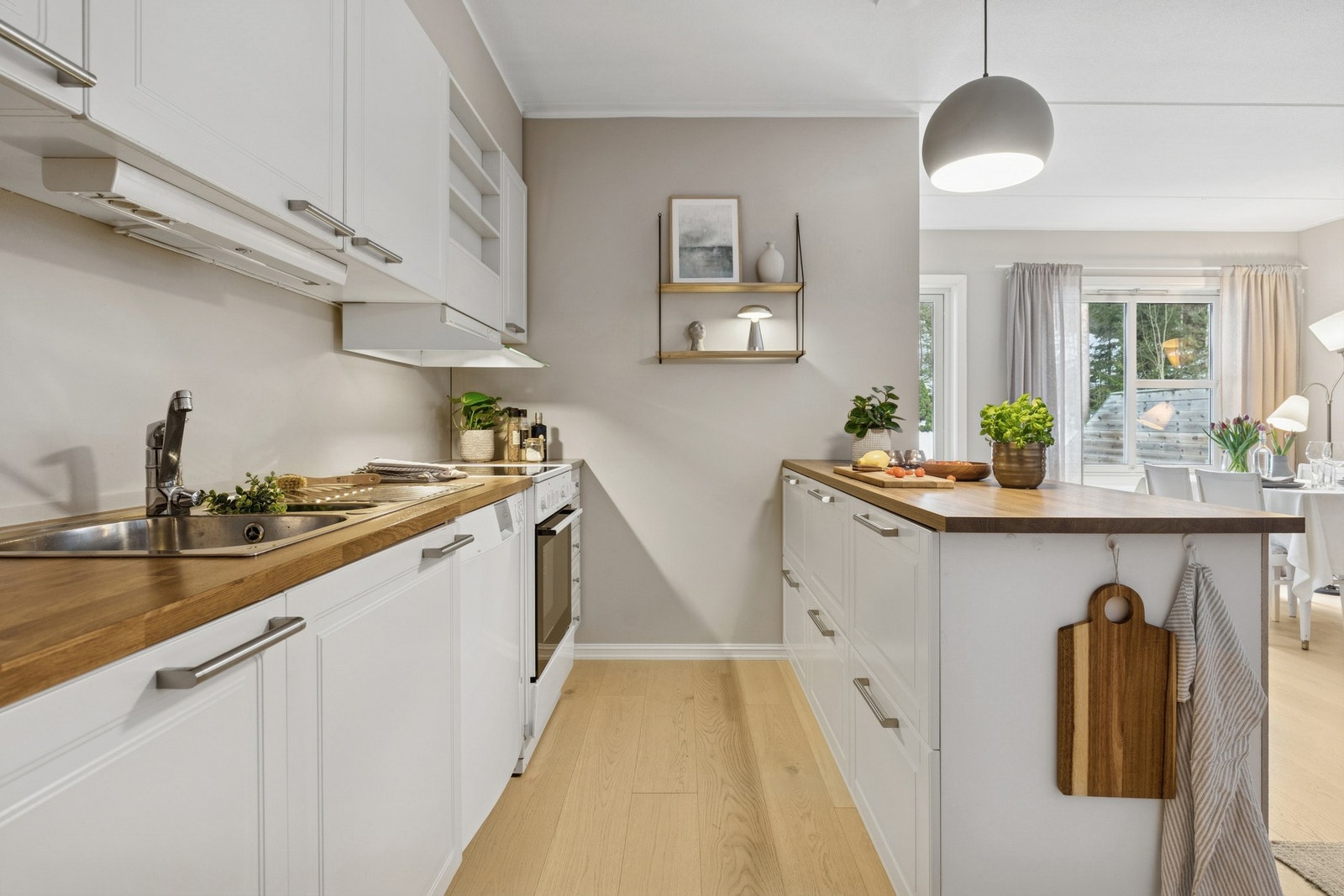 Herkulesvegen 85C er en lys og trivelig selveierleilighet i 1. etasje, beliggende i et rolig og hyggelig område på Neskollen. Galleribilde