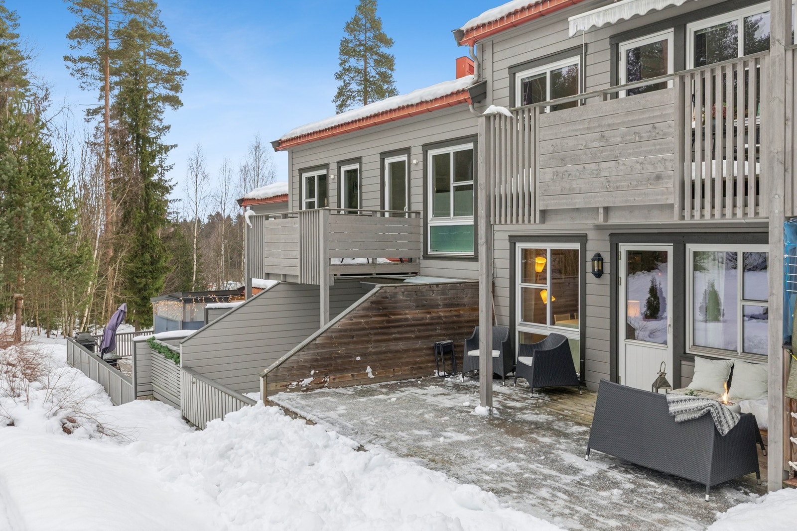 Hyggelig uteplass vendt mot skogen. Galleribilde