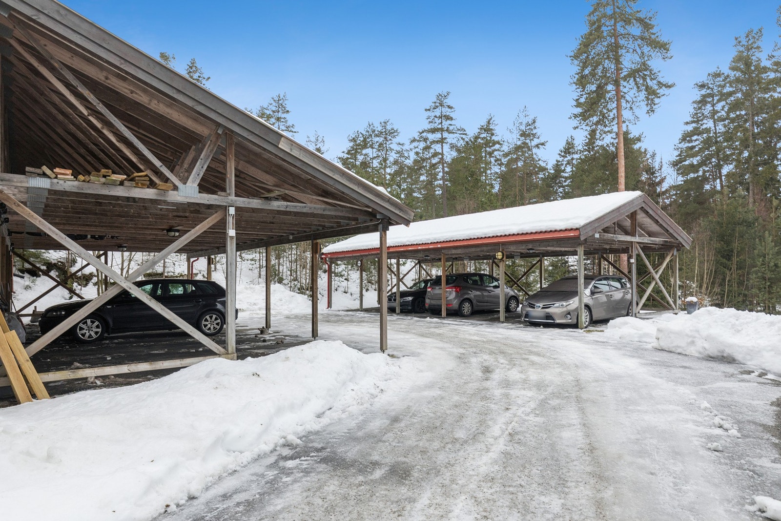 Det følger med én biloppstillingsplass i felles carport med elbillader. Galleribilde