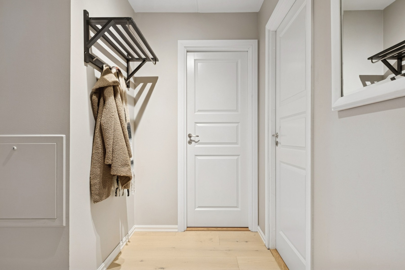 Boligen ønsker deg velkommen med en trivelig inngangsparti. Galleribilde