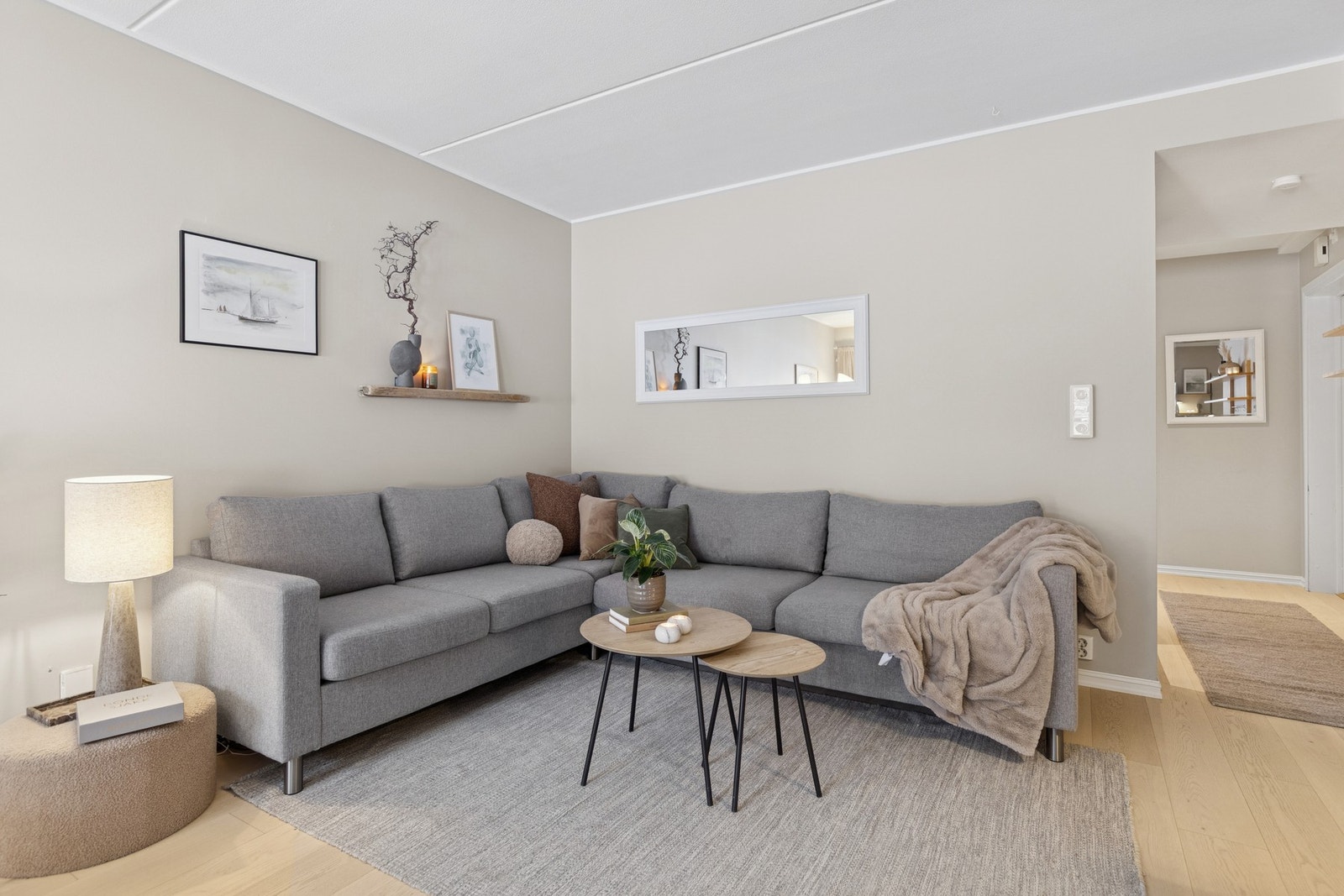 Stuen er malt i lyse farger som gjør de enkelt å innrede etter eget ønske. Galleribilde