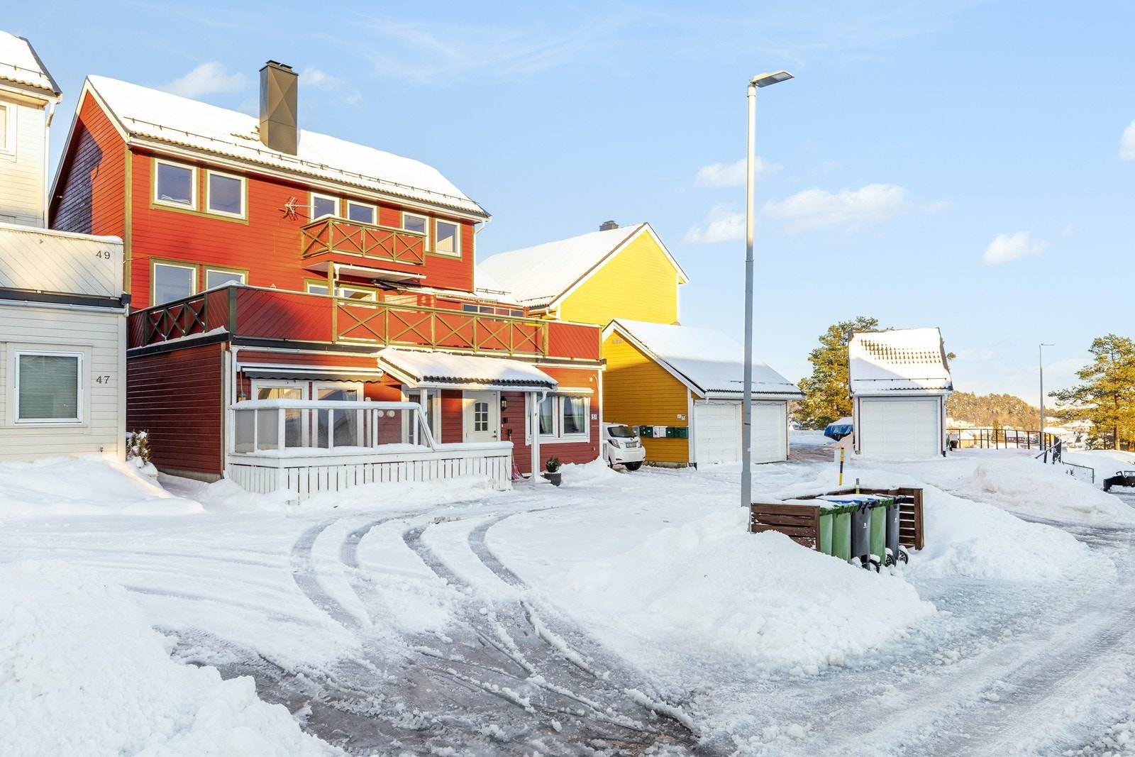 Solrikt beliggende. Stor terrasse ut fra stue Galleribilde
