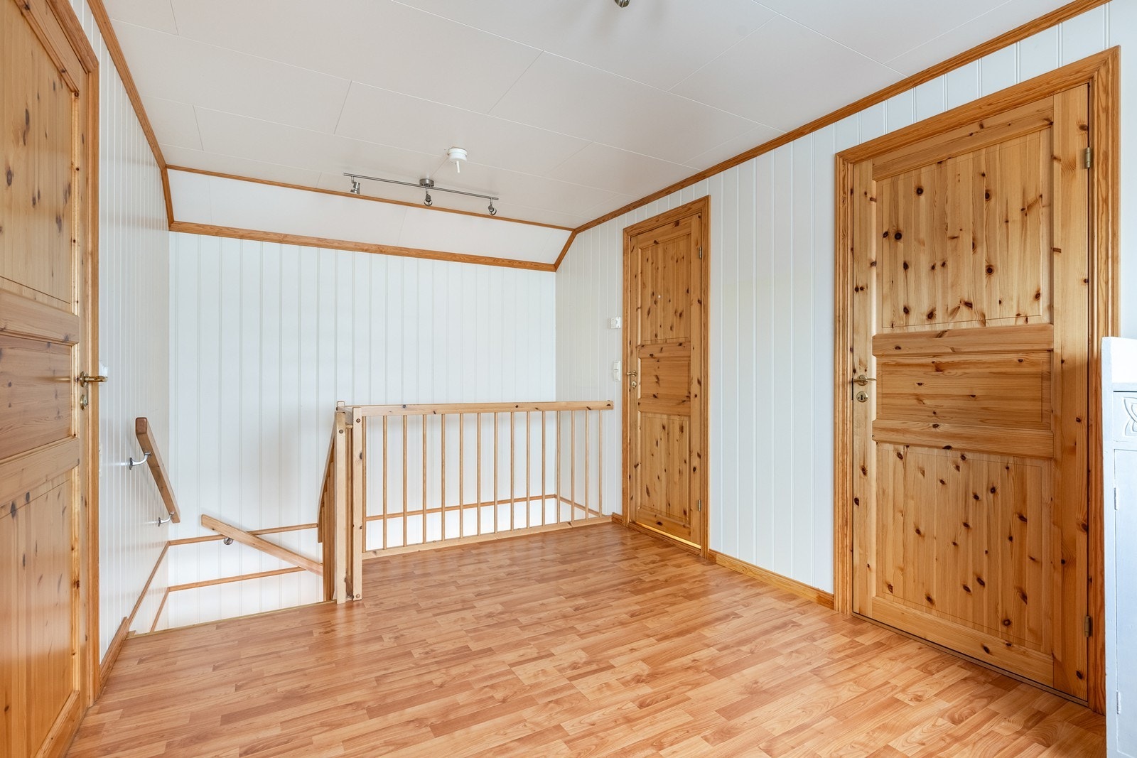 Trappegang/kontor med dør ut til solrik veranda Galleribilde