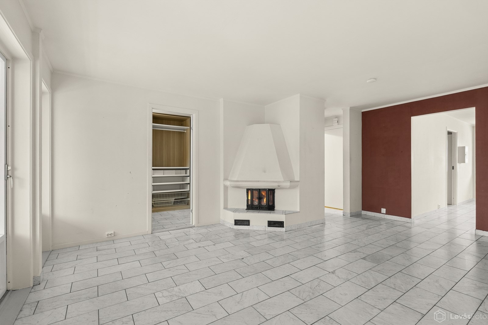 I stuen er det en etablert peis som skaper et ekstra hyggelig oppholdsrom for deg eller leietakerne. Galleribilde